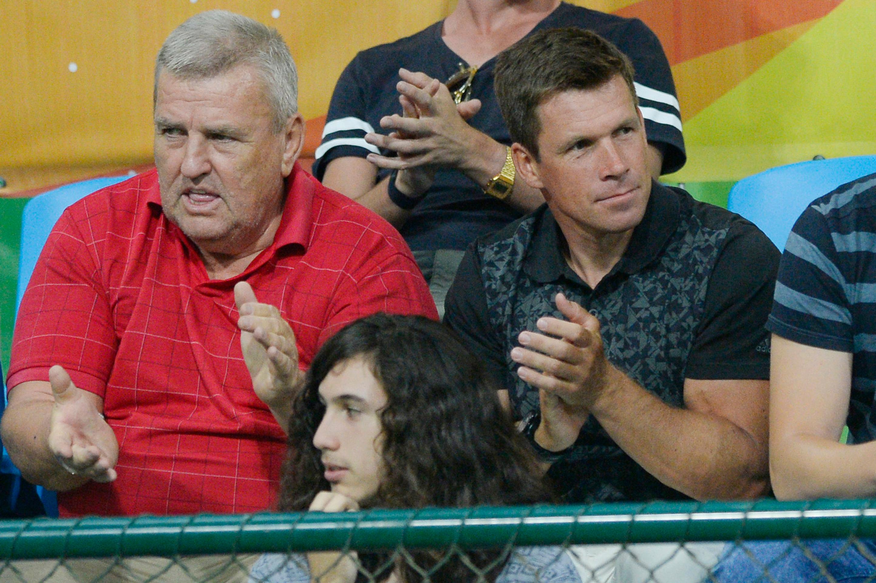 Michal Martikán sleduje duel slovenskej tenistky Anny Karolíny Schmiedlovej a Talianky Roberty Vinciovej.