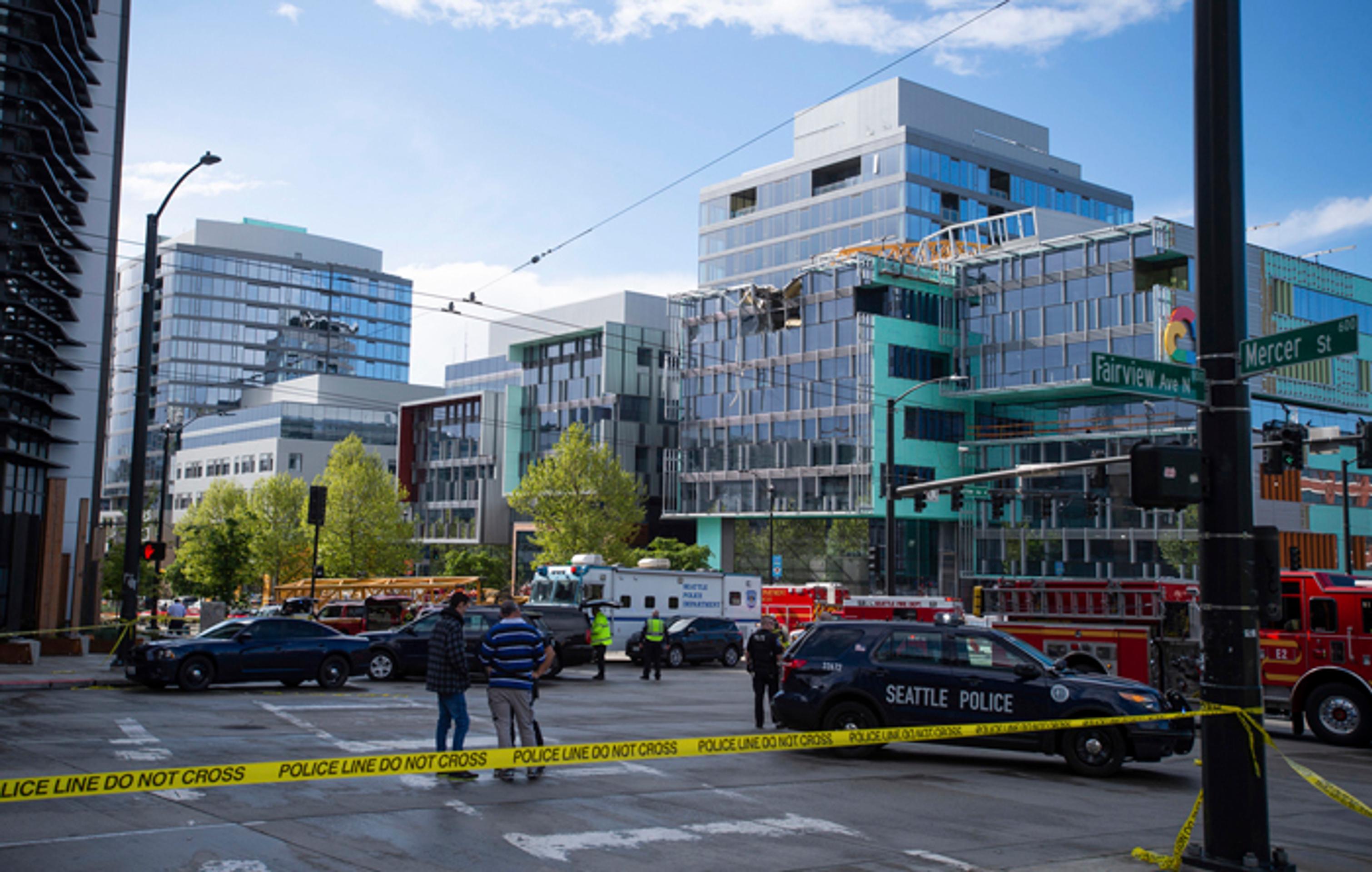 Hráči Barcelony oslavujú s deťmi zisk majstrovského titulu v španielskej La Lige.