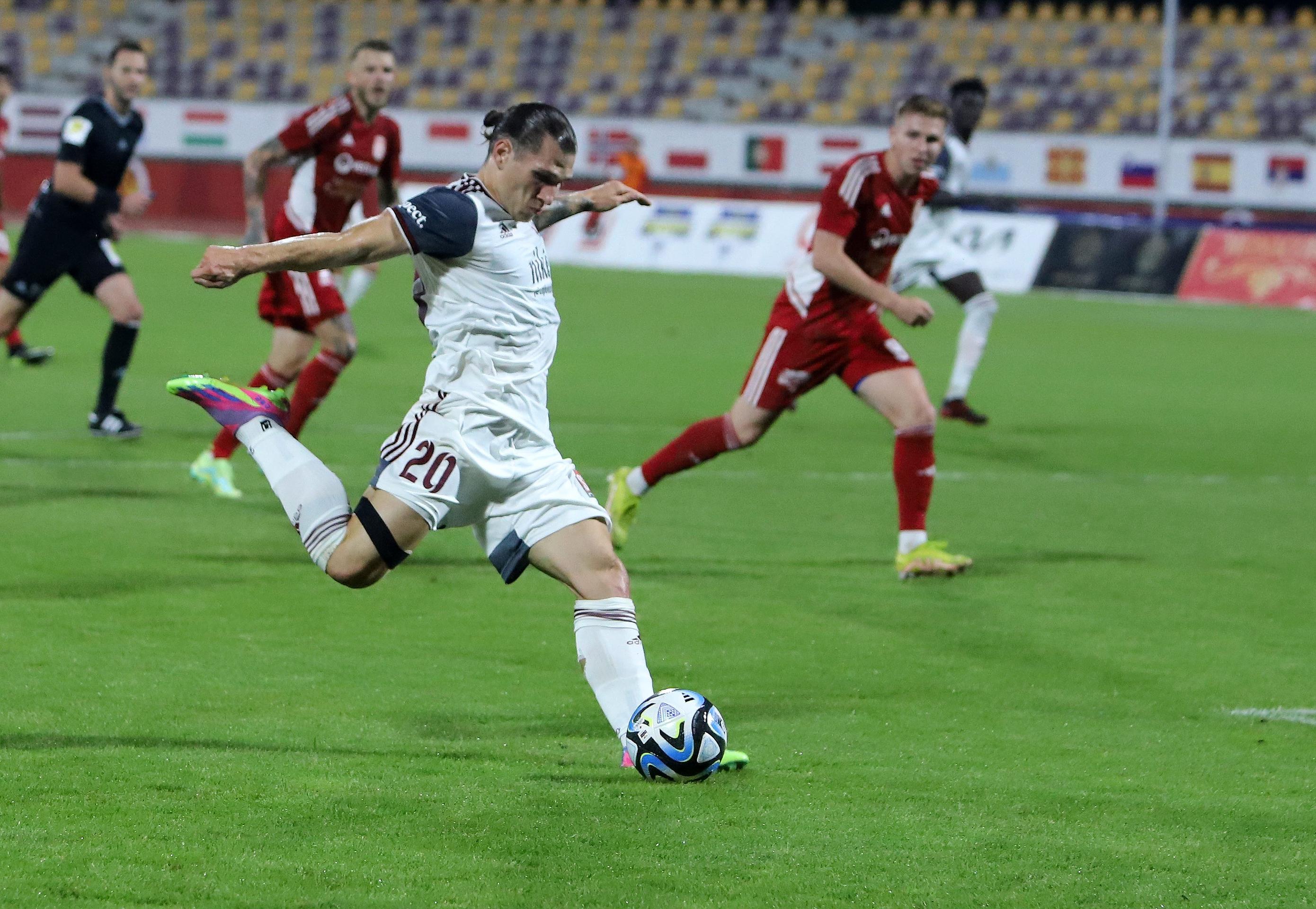 Na snímke Peter Kováčik z Podbrezovej strieľa gól .