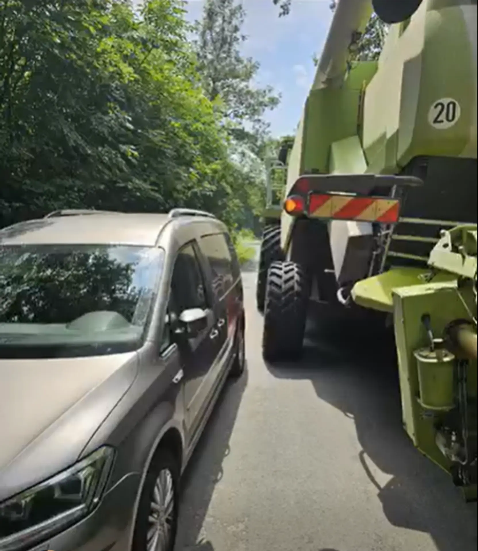 Kombajny na cestách: Farmári prosia o viac rešpektu