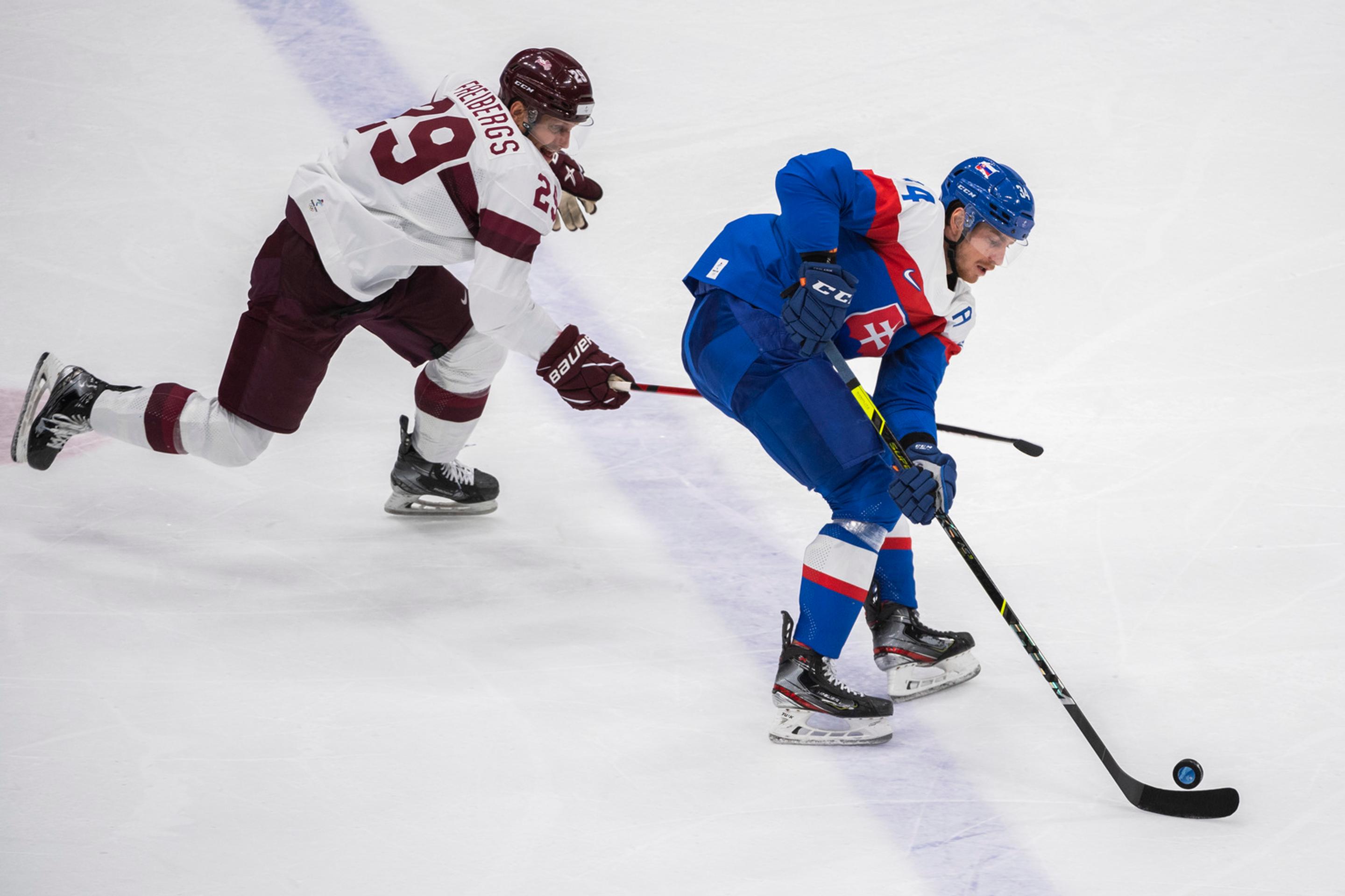 Zľava Lotyš Ralfs Freibergs a Peter Cehlárik v zápase ZOH 2022.