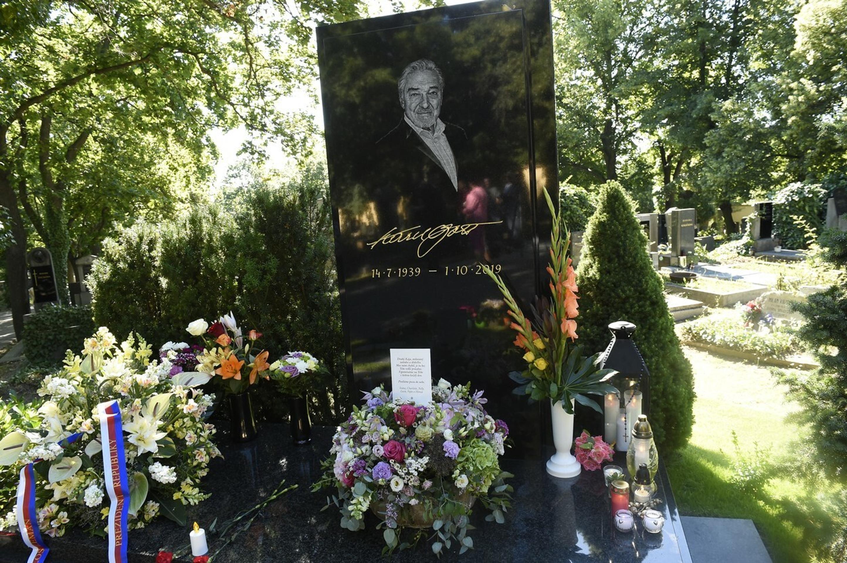 Hrob Karla Gotta pri príležitosti jeho nedožitých 81. narodenín.