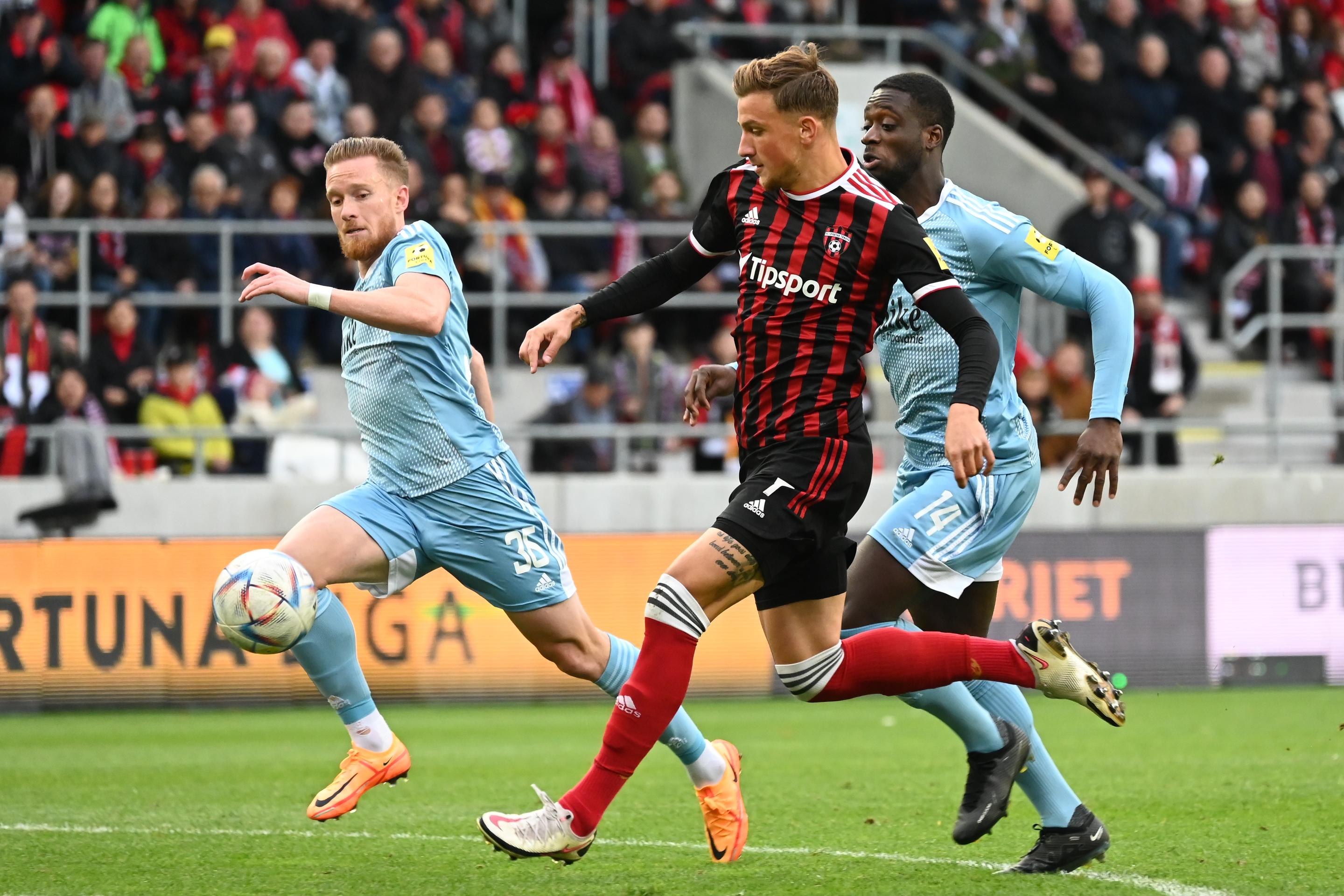 Zľava hráč Slovana Lucas Lovat, hráč Spartaka Milan Ristovski a hráč Slovana Myenty Abena počas zápasu 11. kola Fortuna ligy.