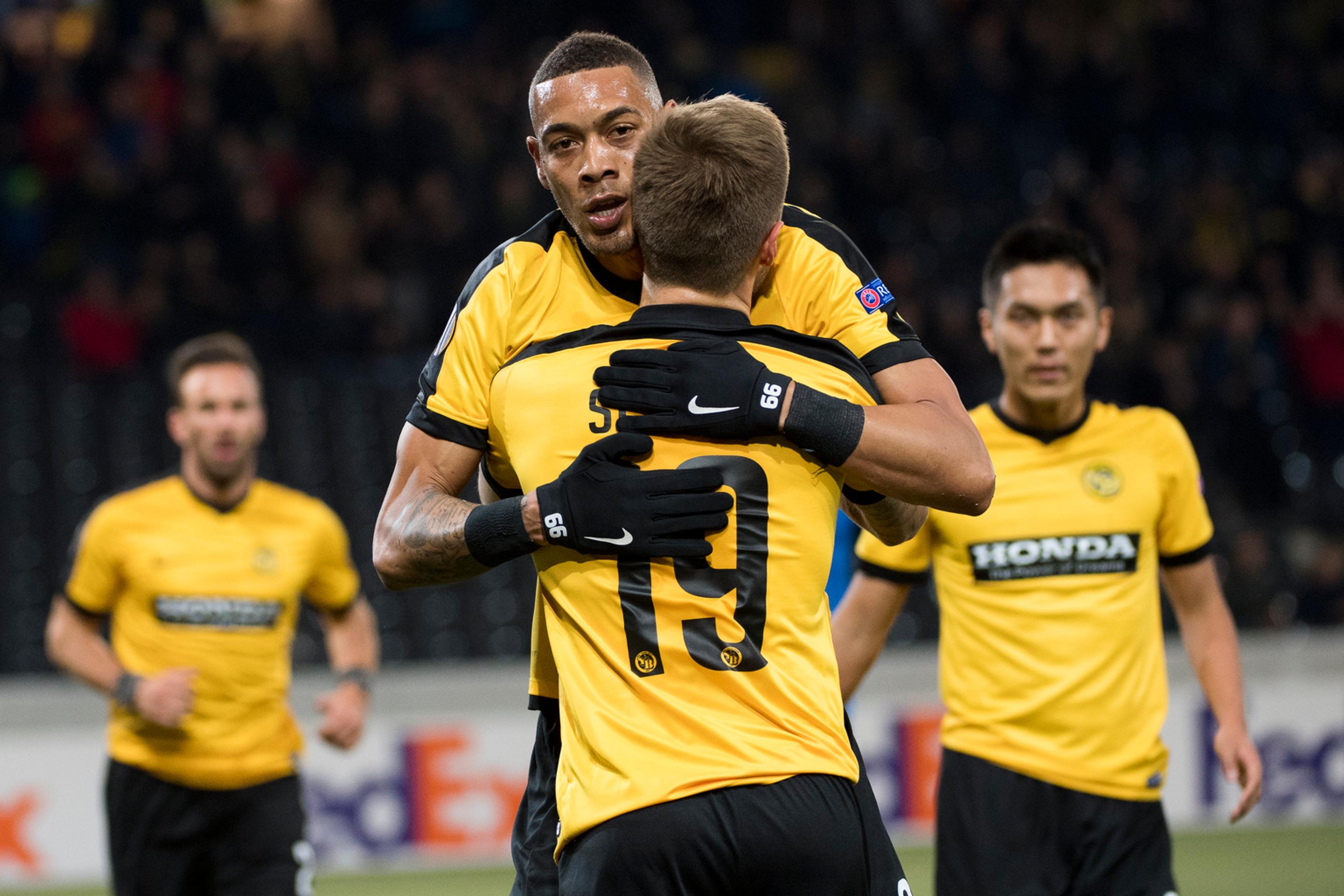 Útočník Young Boys Bern Guillaume Hoarau (vzadu) oslavuje gól so spoluhráčom Thorstenom Schickom v dueli EL proti APOEL Nikózii.