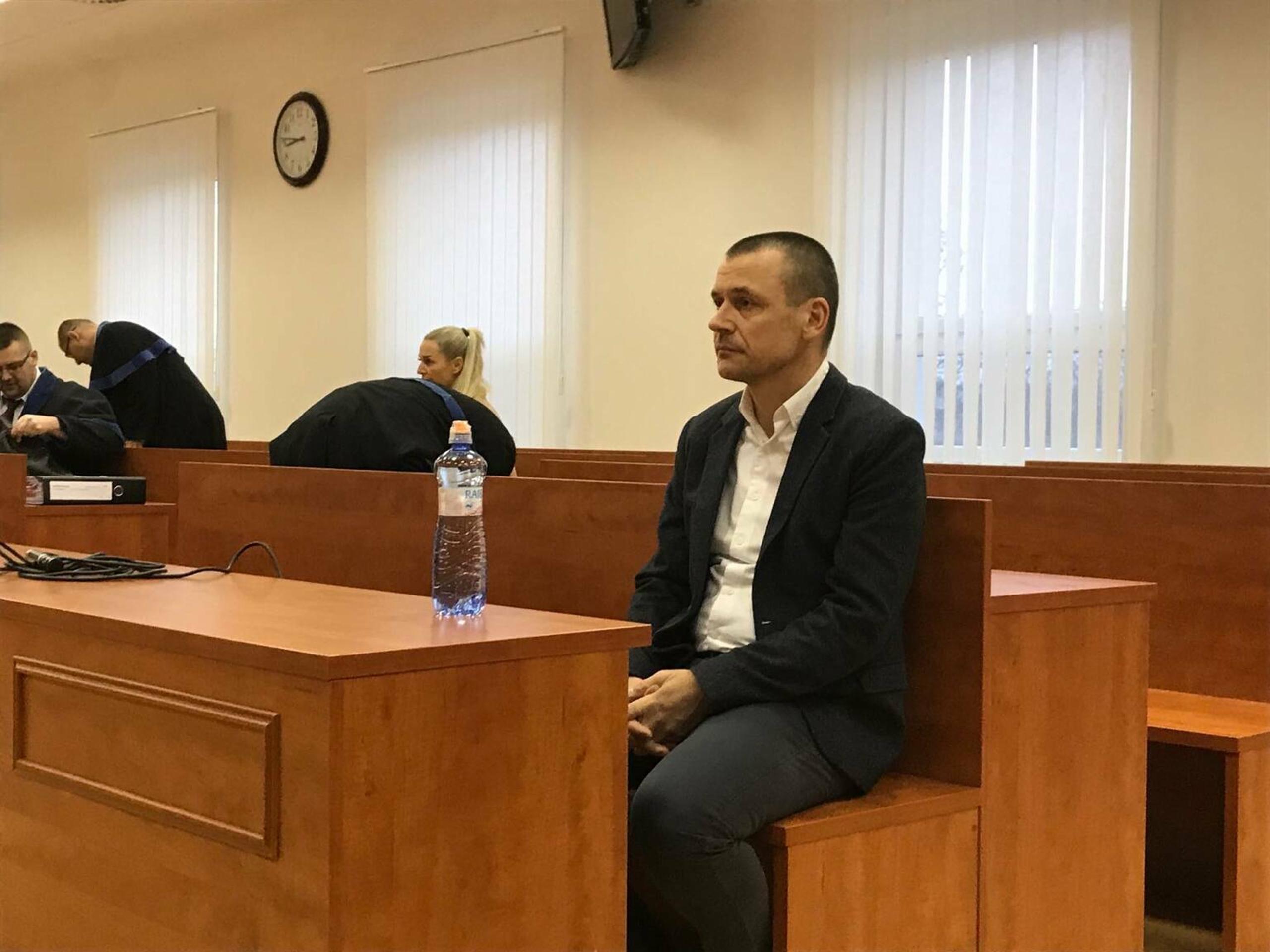 Do pojednávacej miestnosti prichádzajú obžalovaní