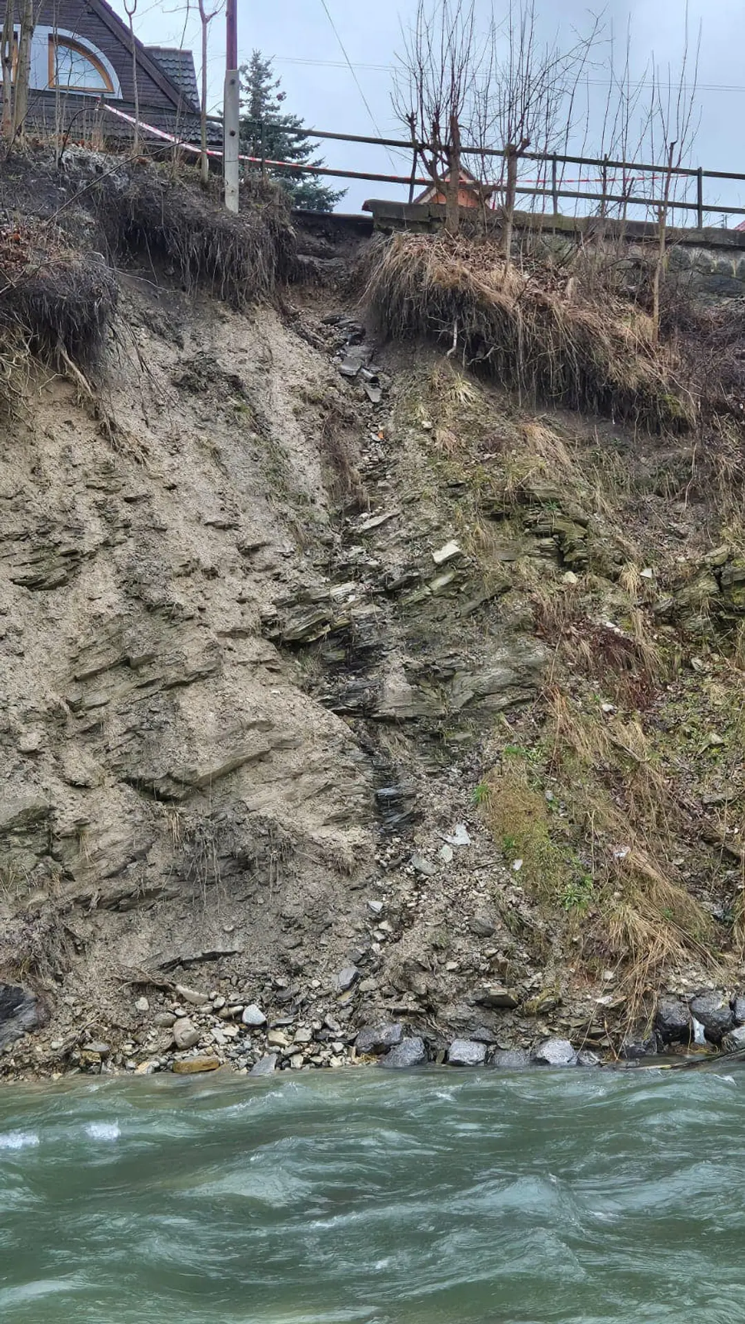Pre zosuv pôdy v Ružomberku vyhlásili mimoriadnu situáciu.