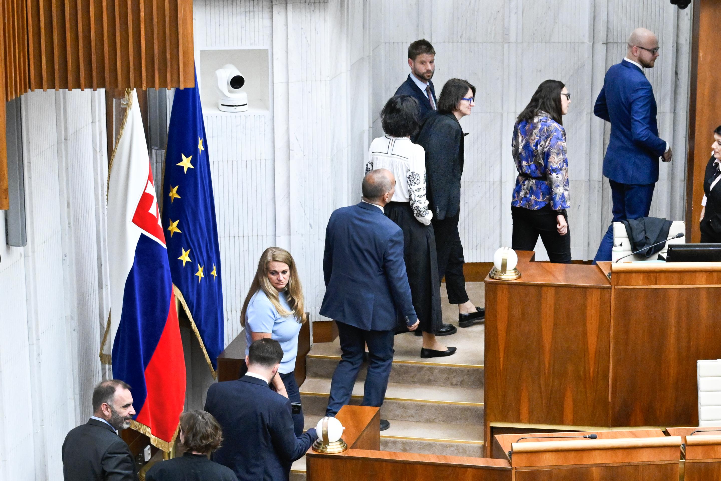 Opoziční poslanci odchádzajú rokovacej sály počas tajného hlasovania