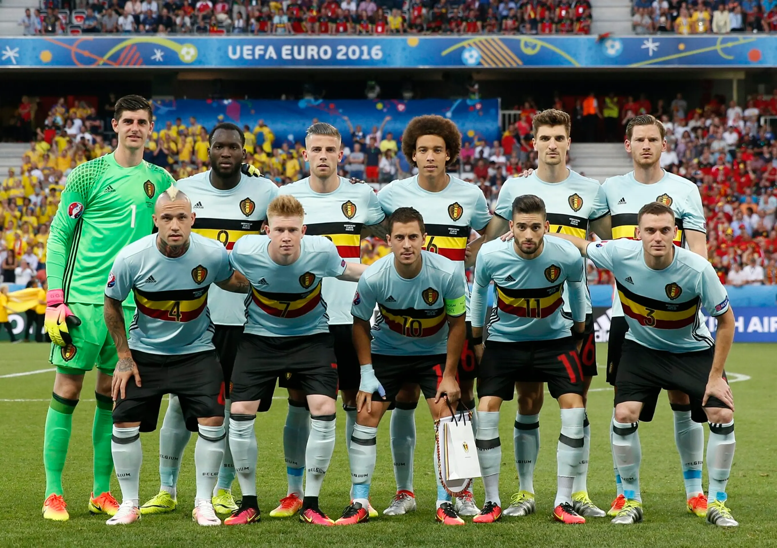 Na snímke futbalisti Belgicka pózujú pre skupinovú fotografiu pred začiatkom zápasu so Švédskom na ME.