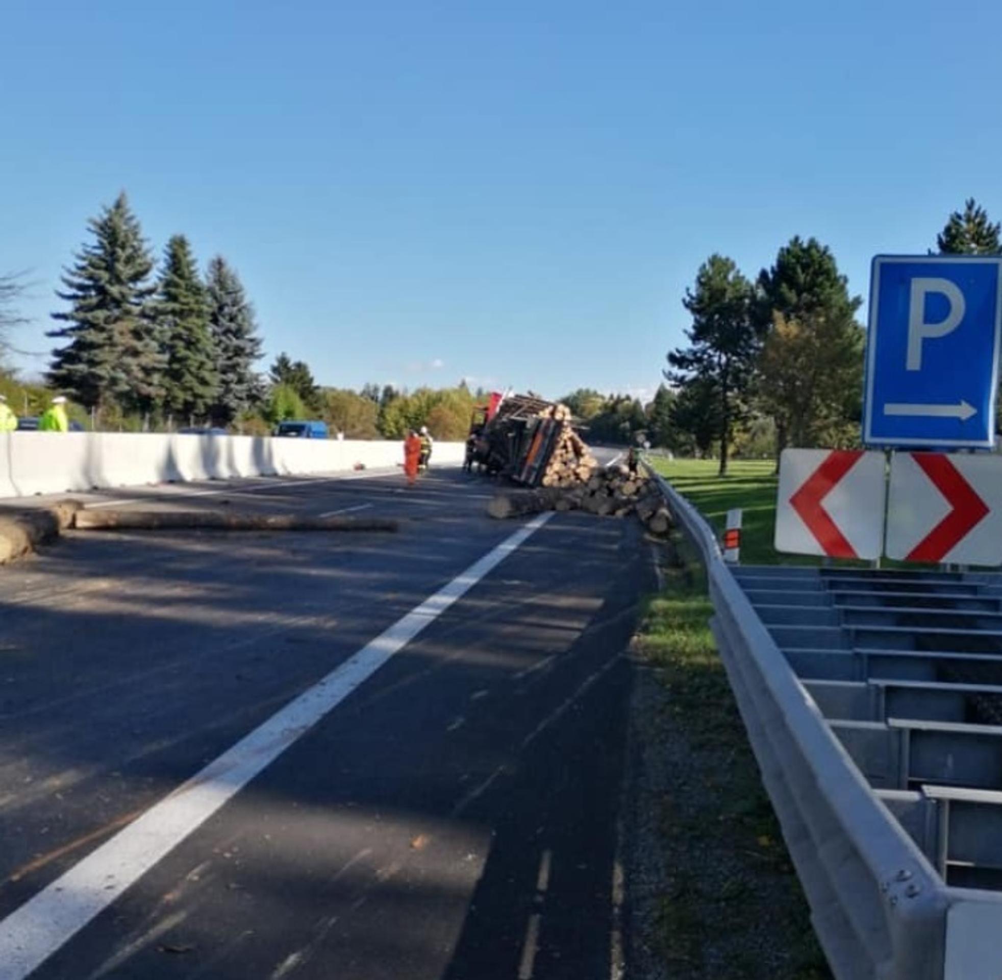 Migranti pri autobuse.