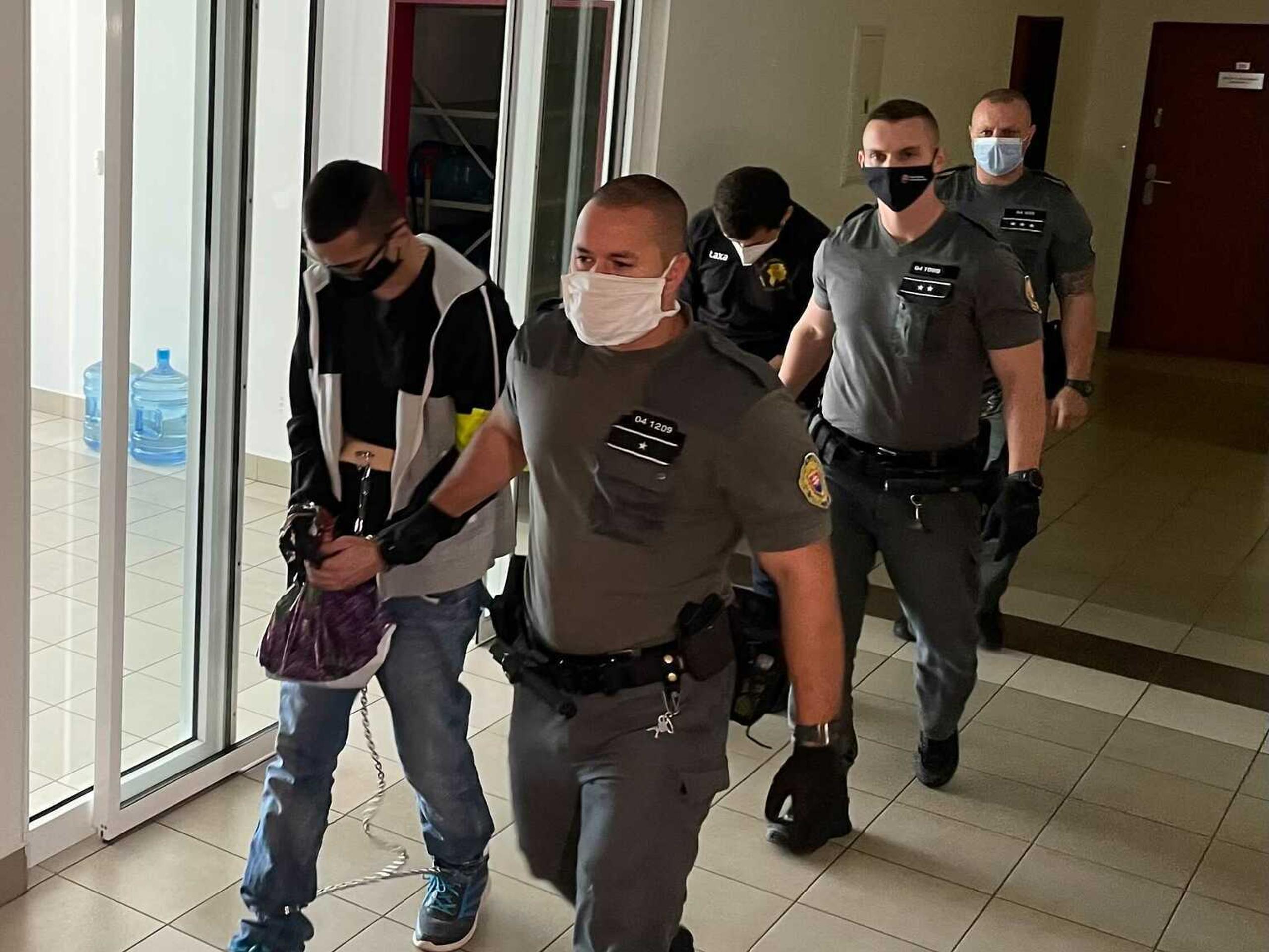 Obžalovaní na súde.