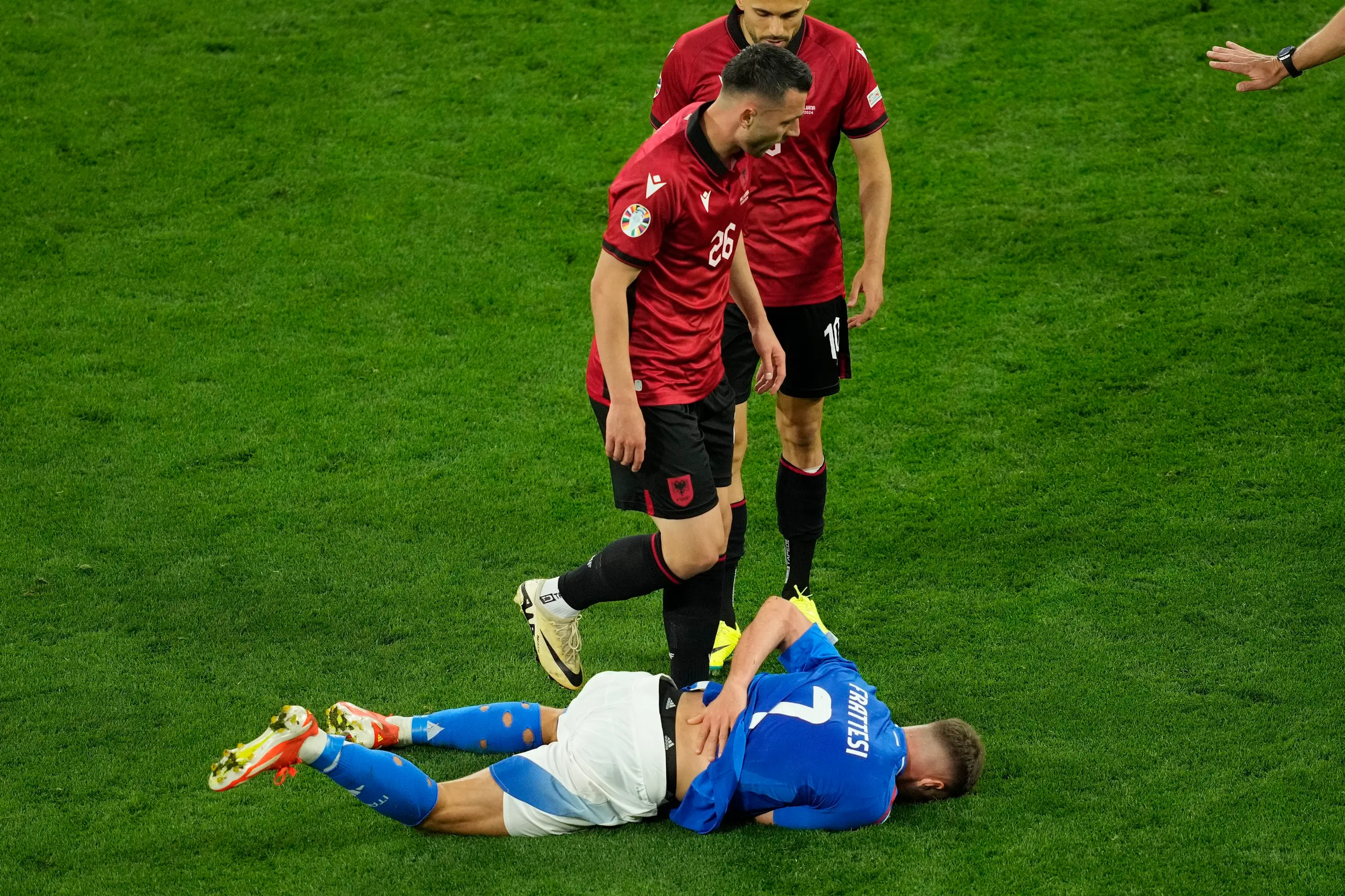 Davide Frattesi leží na trácniku po faule albánskeho hráča.