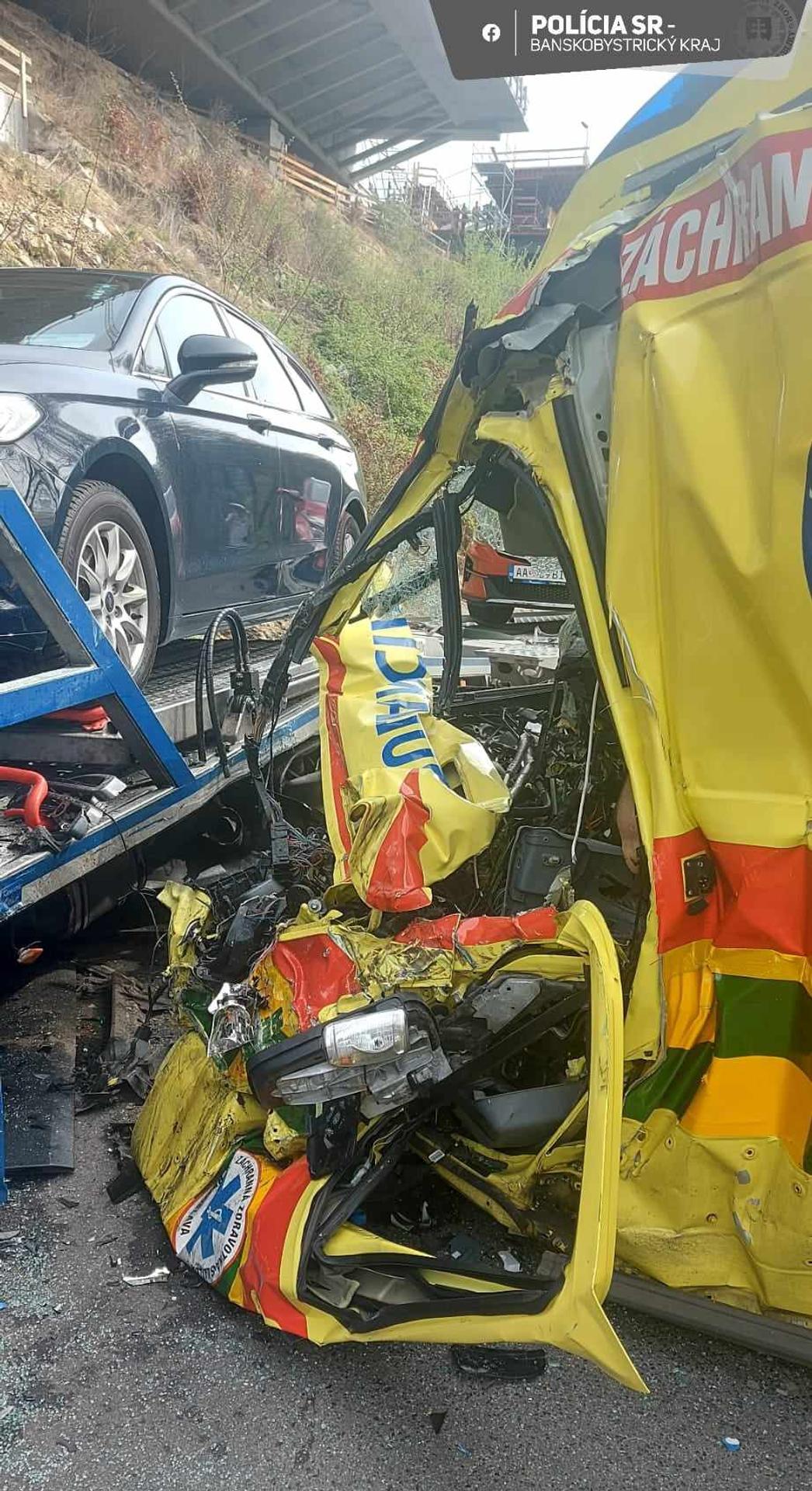 Sanitka sa zrazila s odťahovkou.