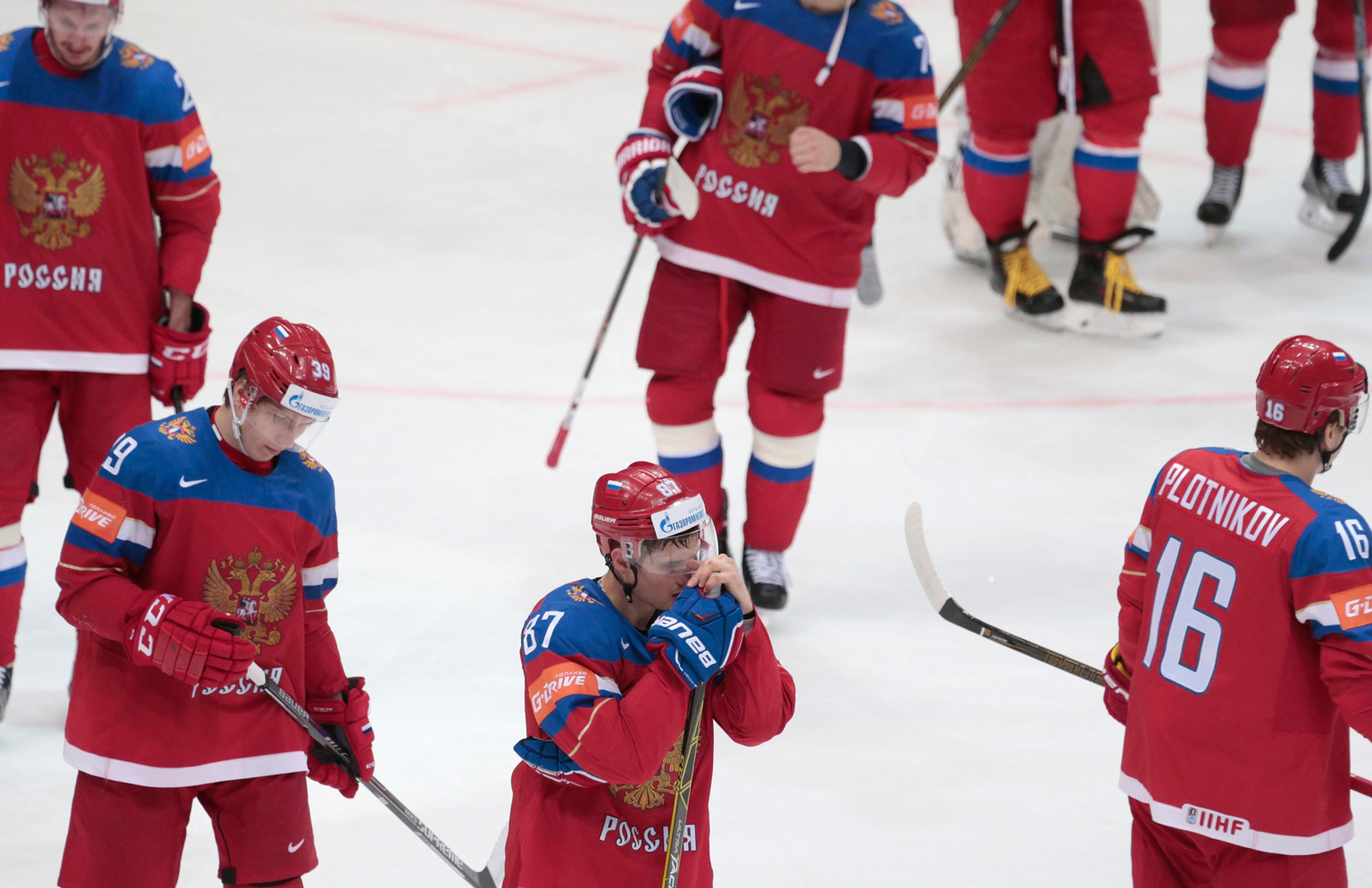 Smutní ruskí hráči po prehre 1:3 v semifinálovom zápase s Fínskom na MS v Rusku.