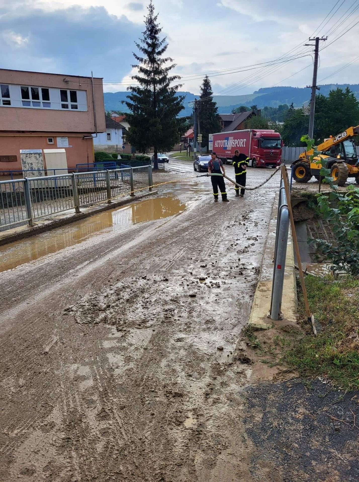 V obci Hermanovce sa z kopca zlialo bahno. Ulice museli vyčistiť dobrovoľní hasiči.