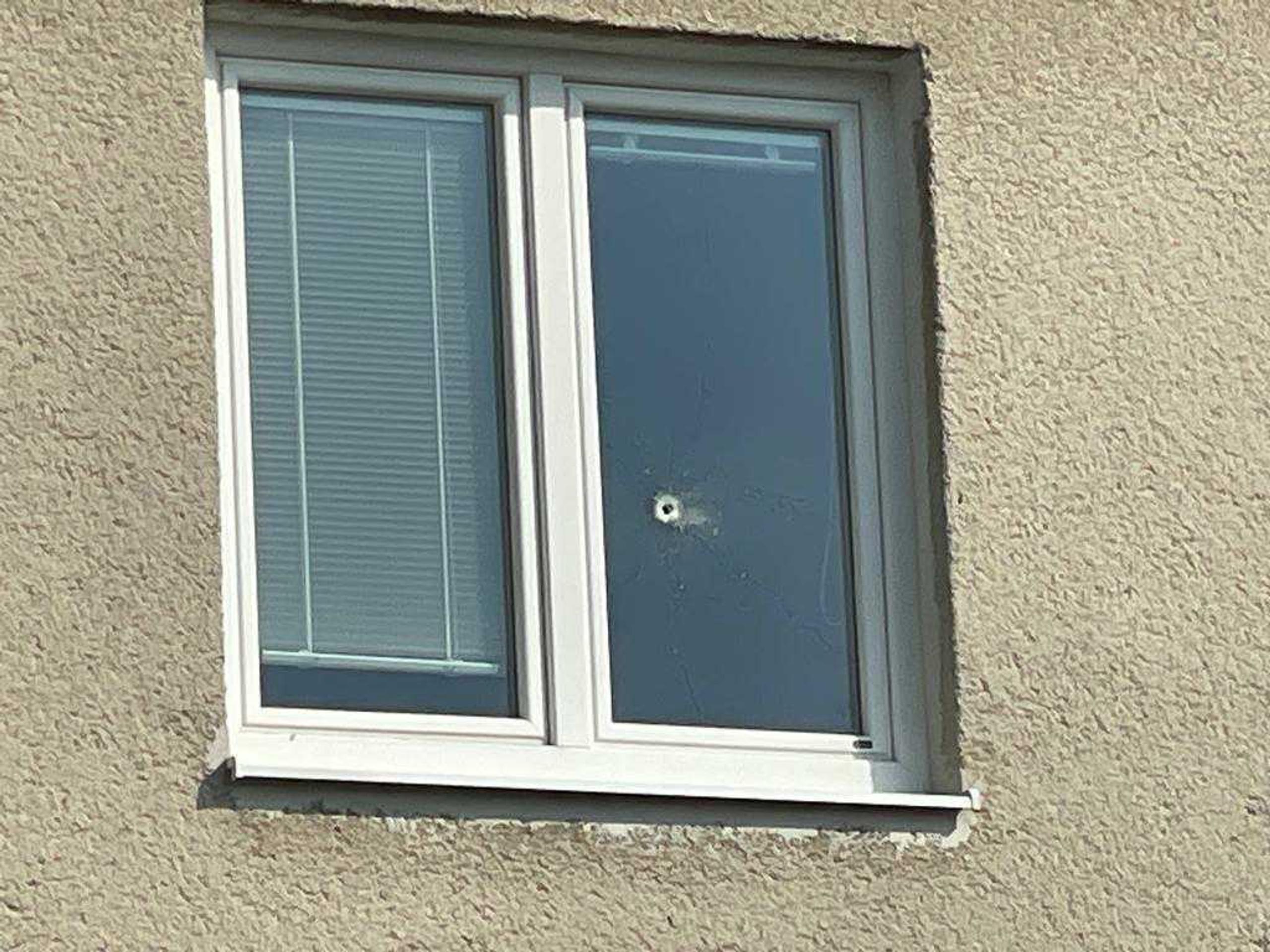 Okno, z ktorého padol výstrel.