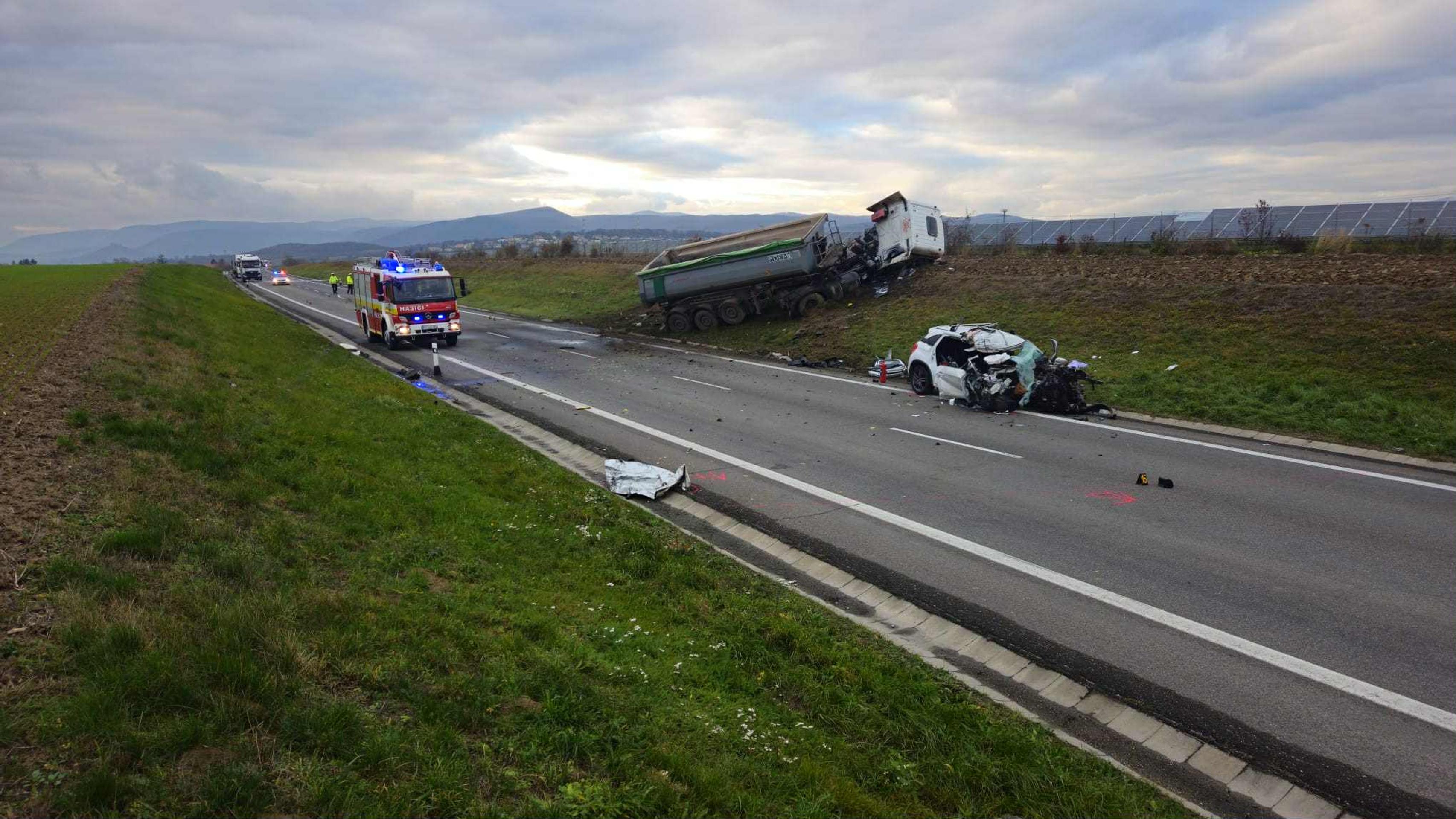 Kamión čelne vrazil do nič netušiacej rodiny v aute