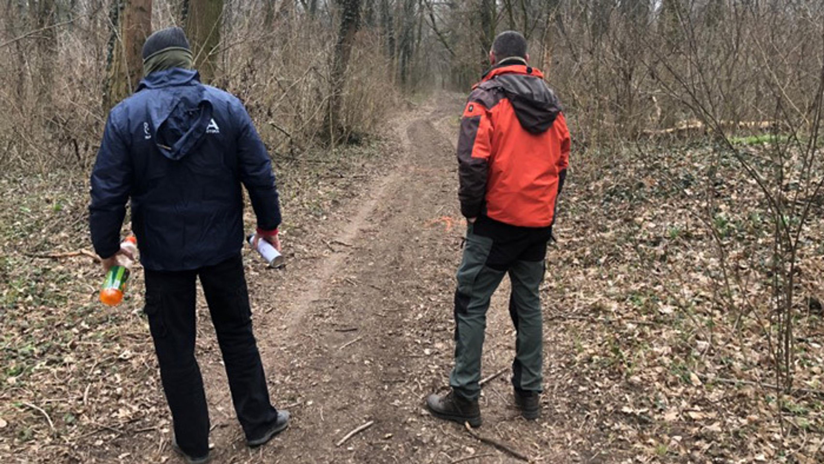 Policajti prehľadávajú Mačiansky háj.