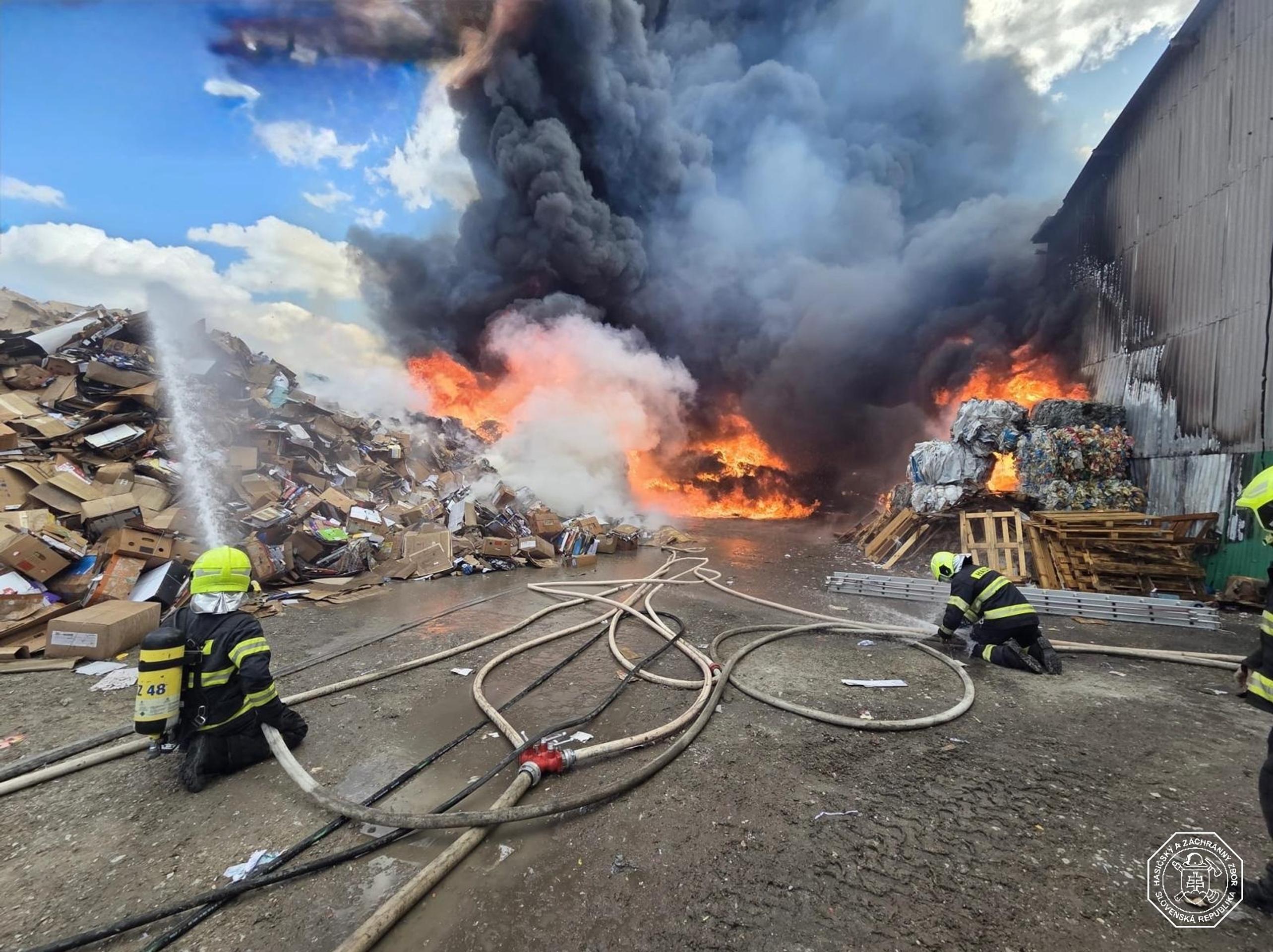 Požiar haly v Bajči