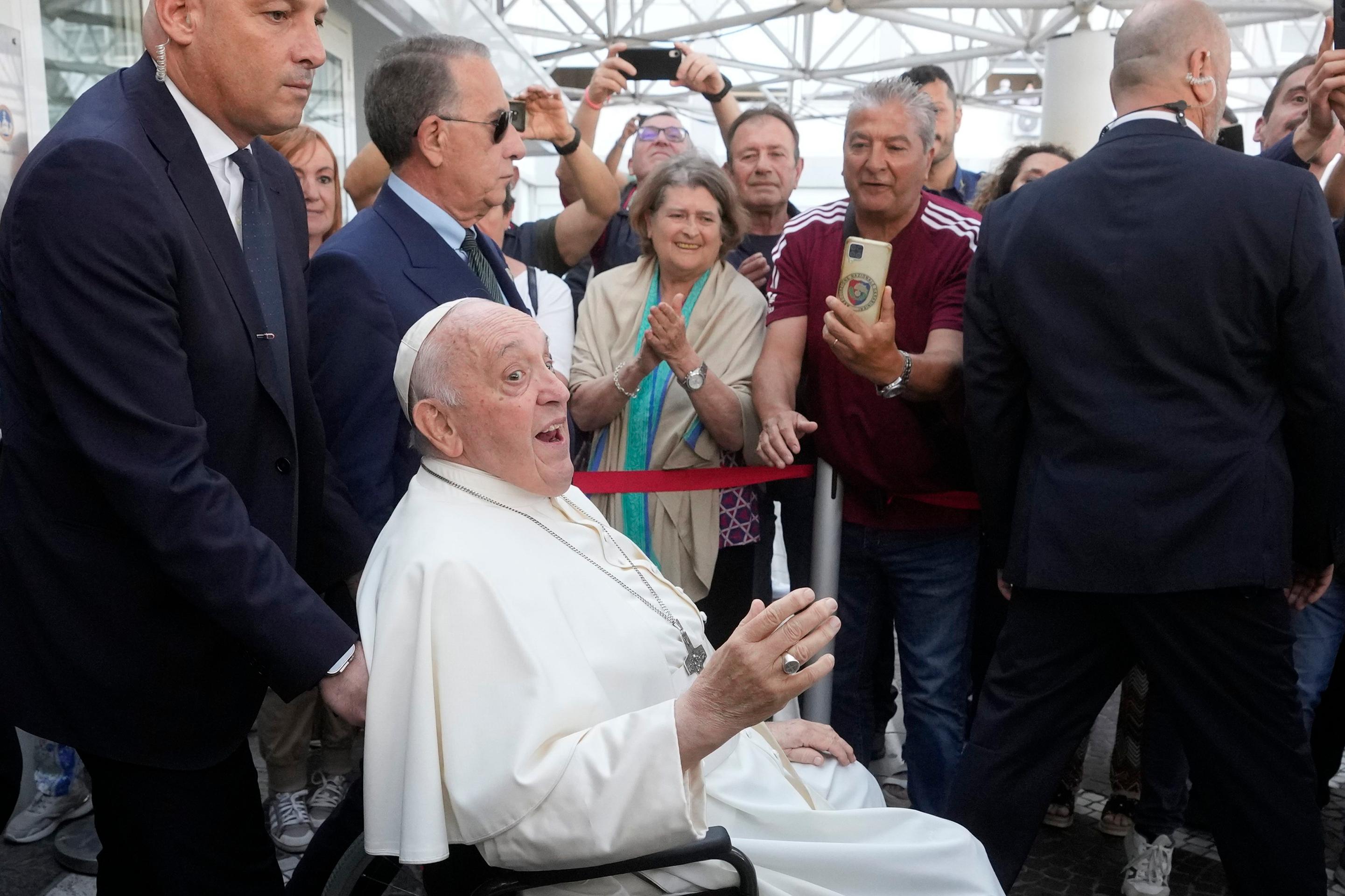 Pápeža Františka prepustili z nemocnici.