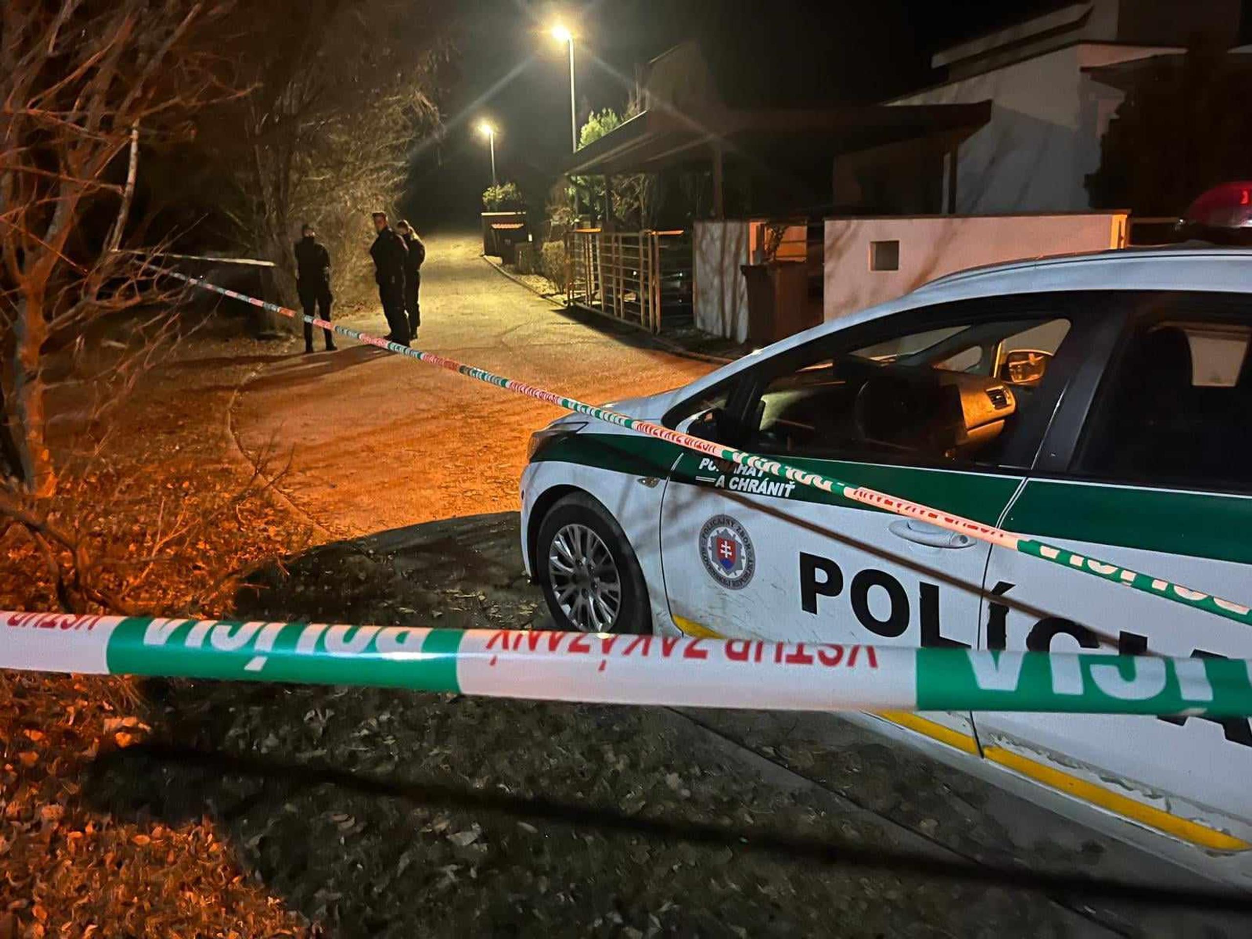 Polícia ohradila miesto činu páskami.