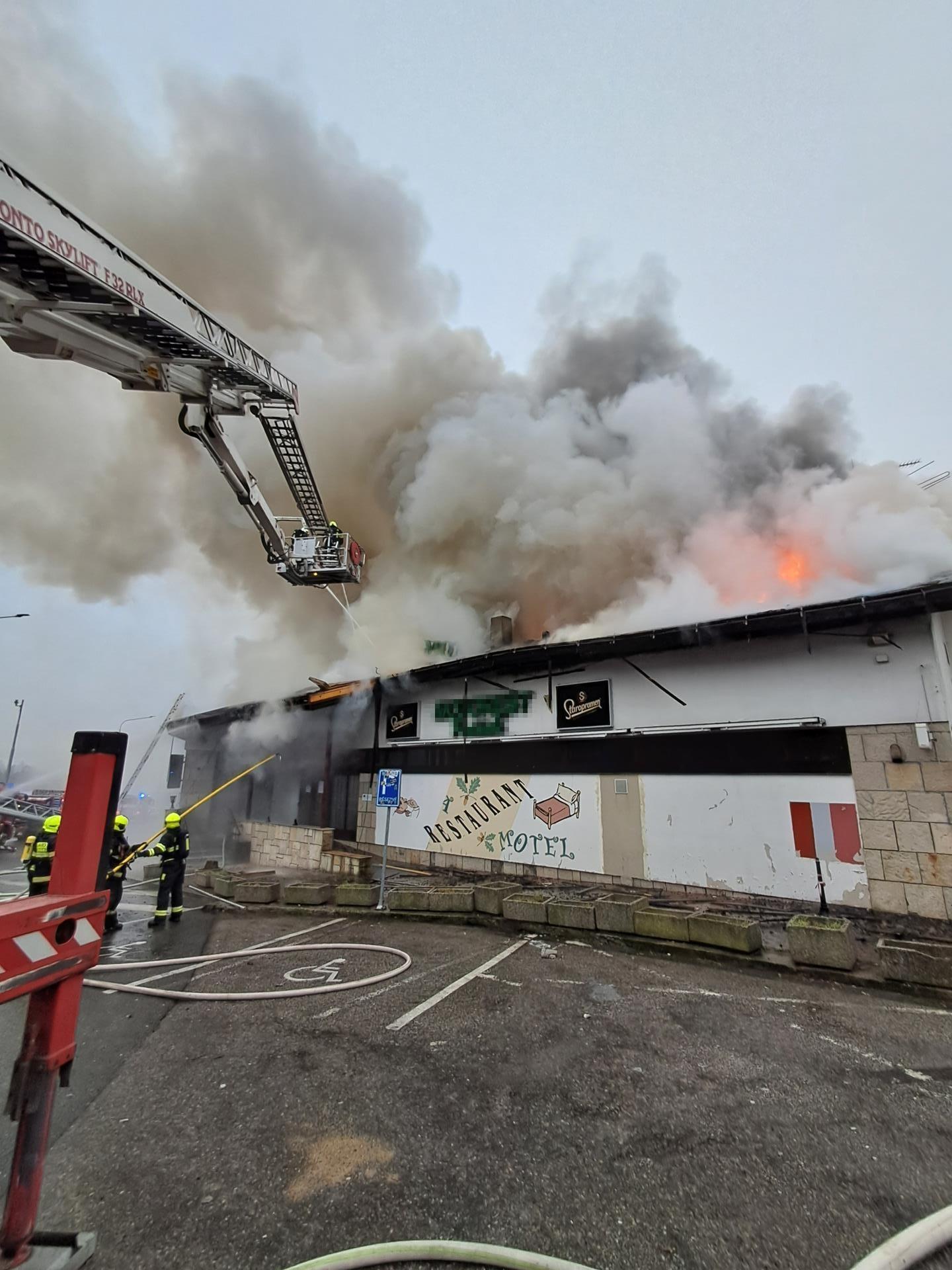 Požiar na diaľnici D1 v Kališti pri Prahe