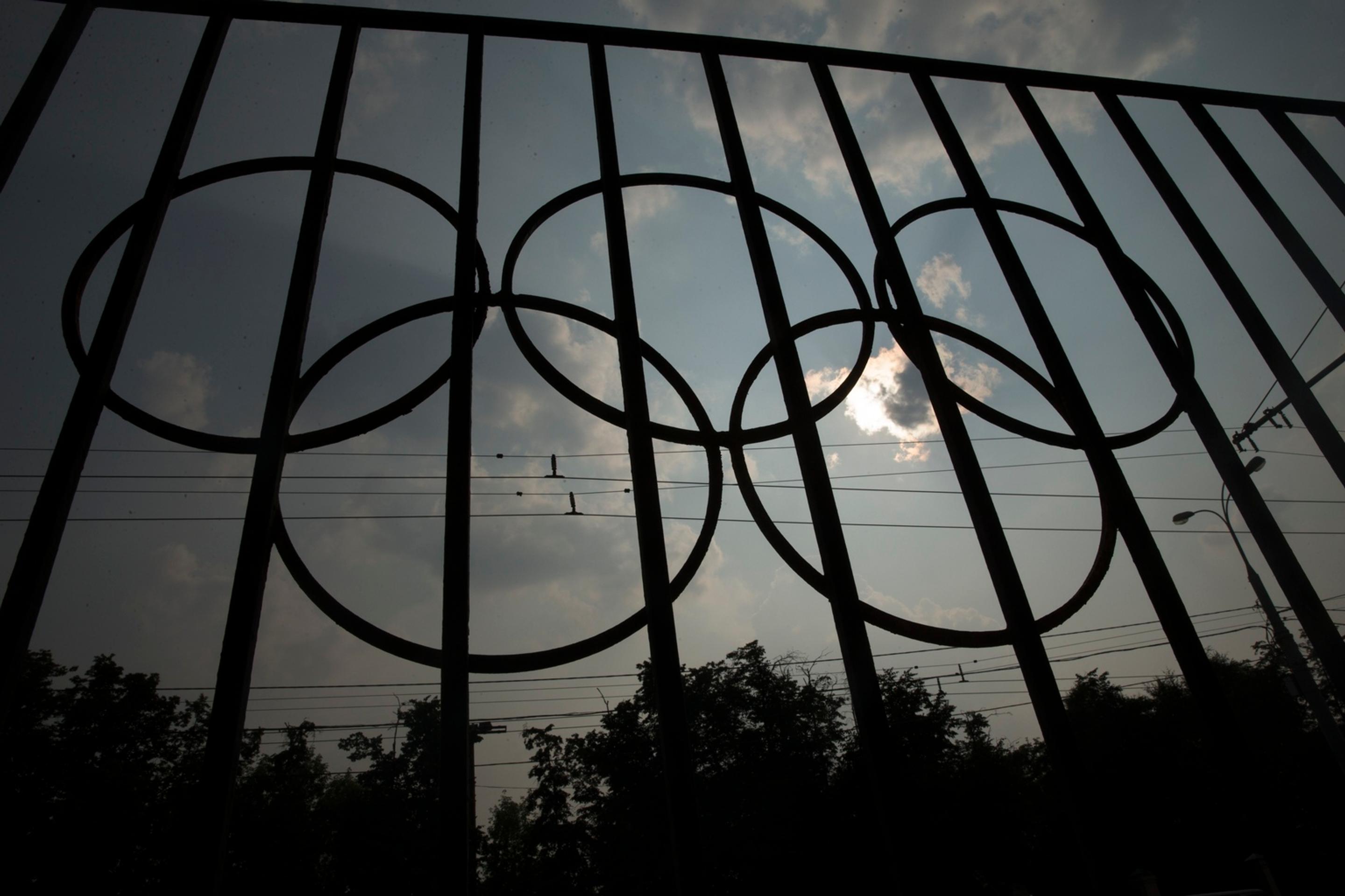 Olympijské logo pred budovou Ruského olympijského výboru v Moskve