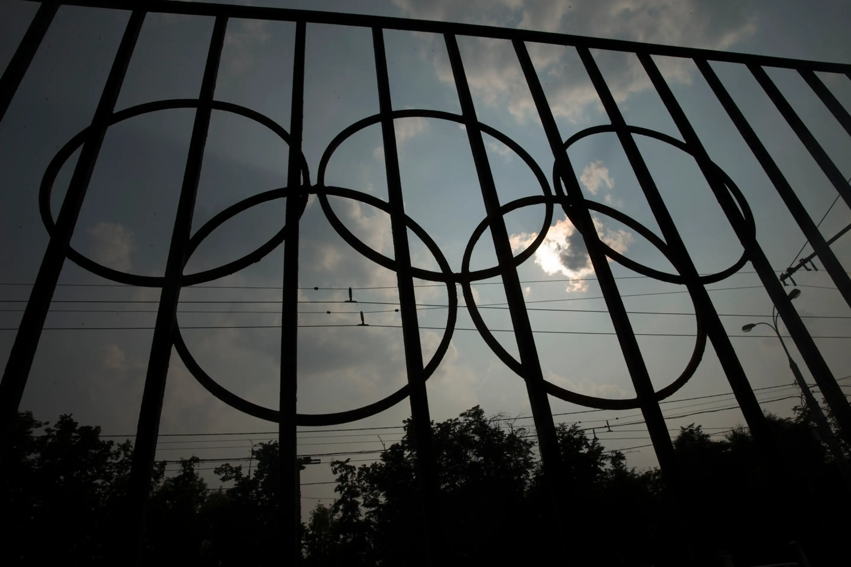 Olympijské logo pred budovou Ruského olympijského výboru v Moskve