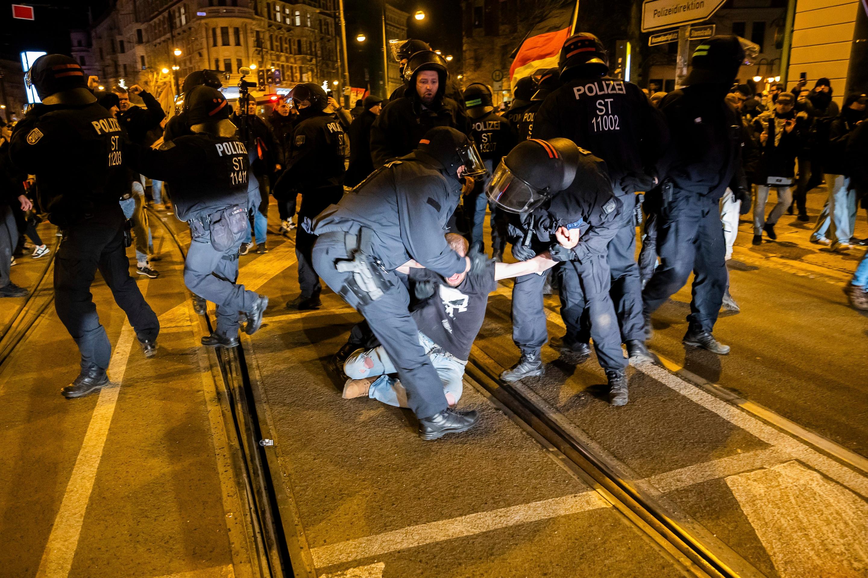 Polícia zatýka sympatizanta nemeckej krajnej pravice počas bohoslužby v Magdeburgu za obete nešťastia.
