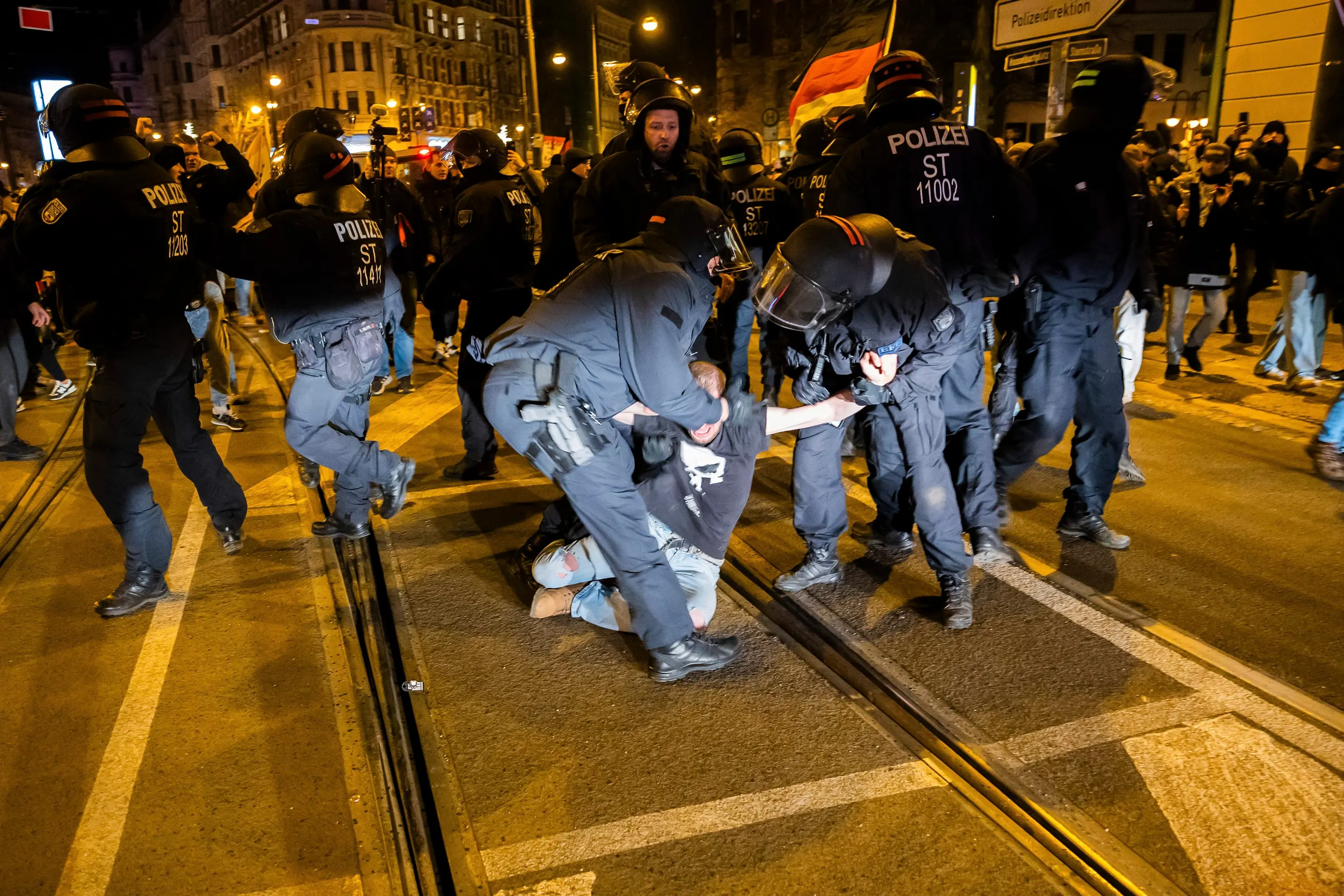 Polícia zatýka sympatizanta nemeckej krajnej pravice počas bohoslužby v Magdeburgu za obete nešťastia.