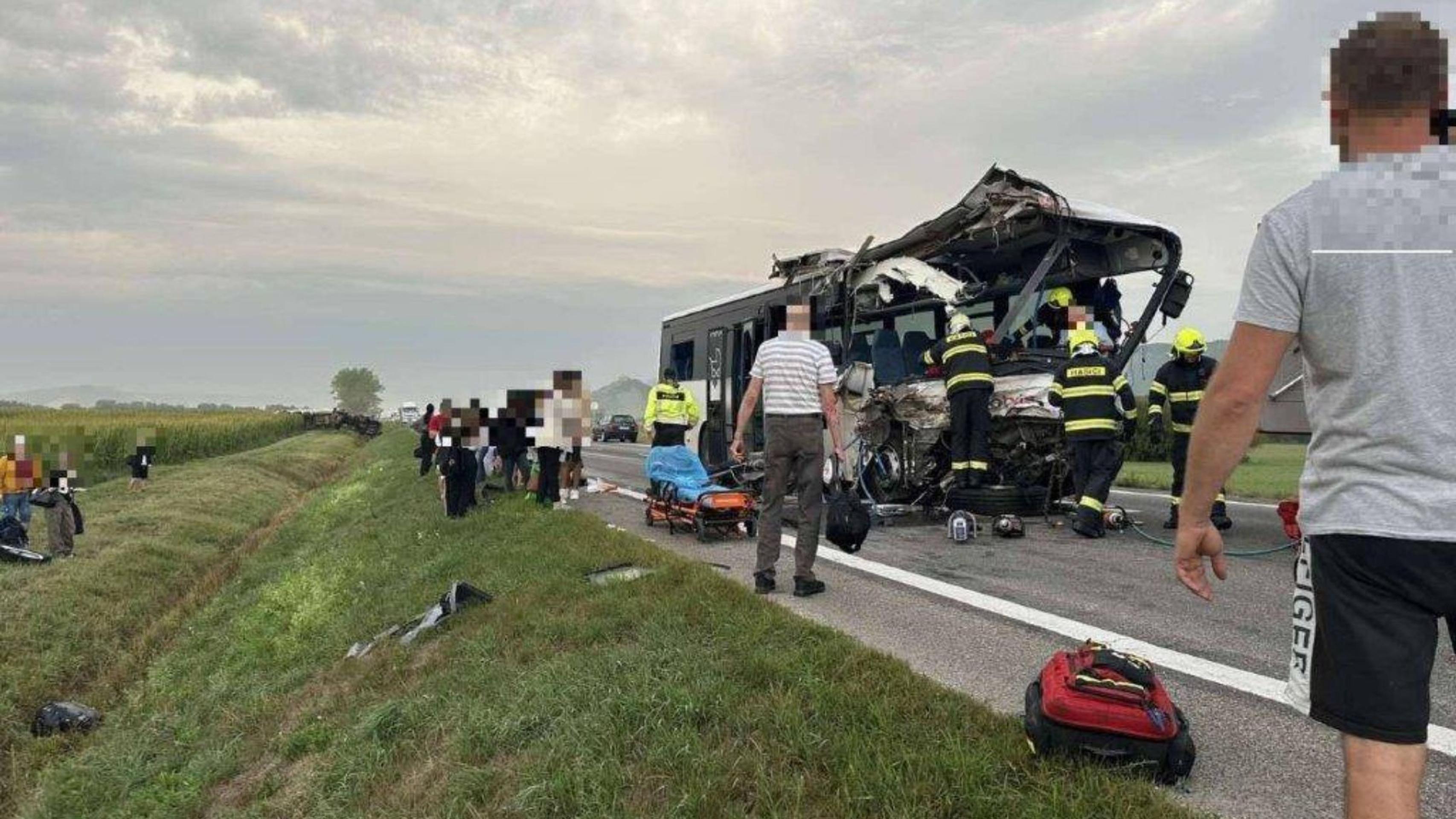 Na východe Slovenska sa zrazil autobus s kamiónom. 