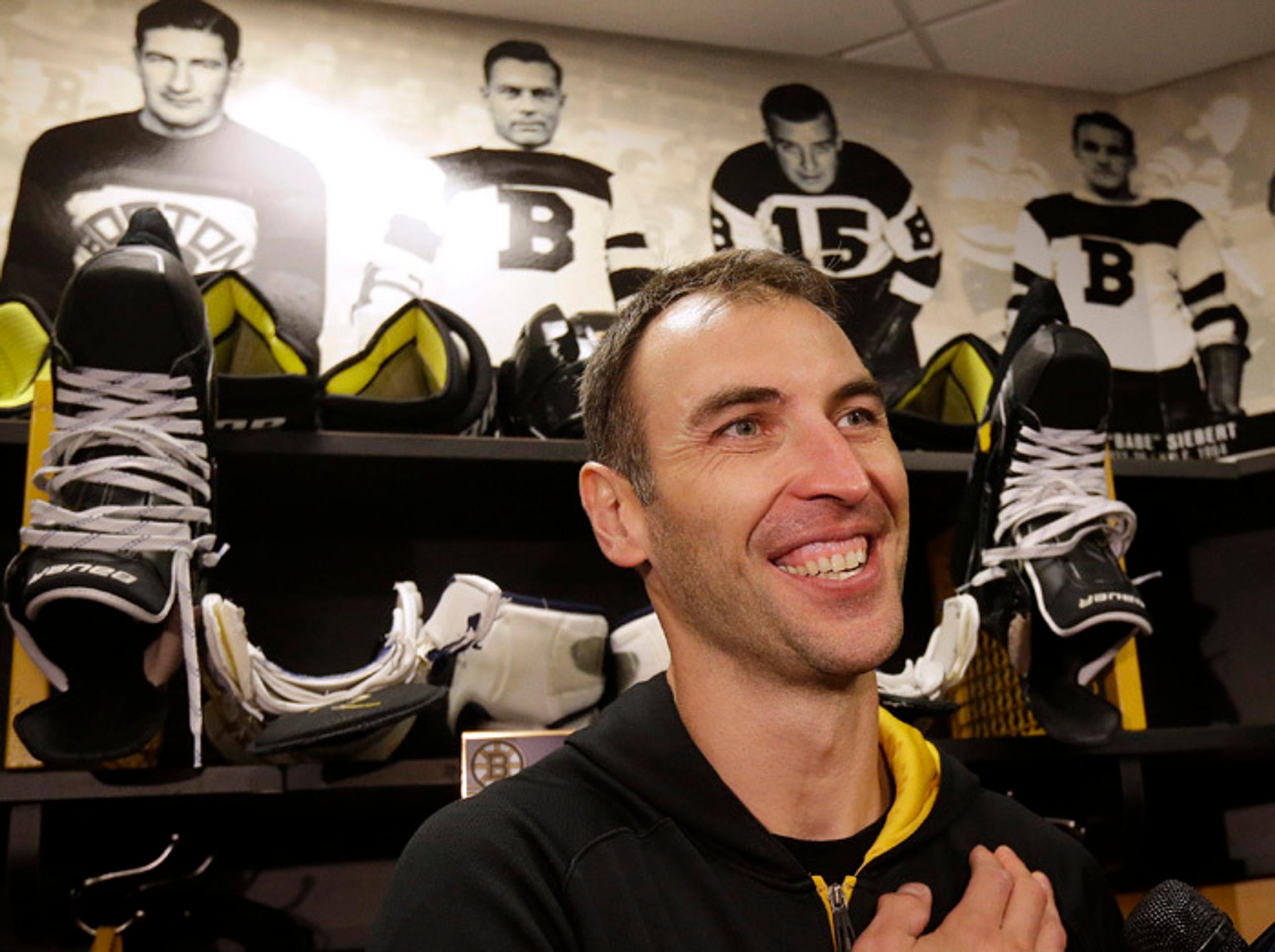 Obranca Bostonu Bruins Zdeno Chára v šatni štadióna TD Garden.
