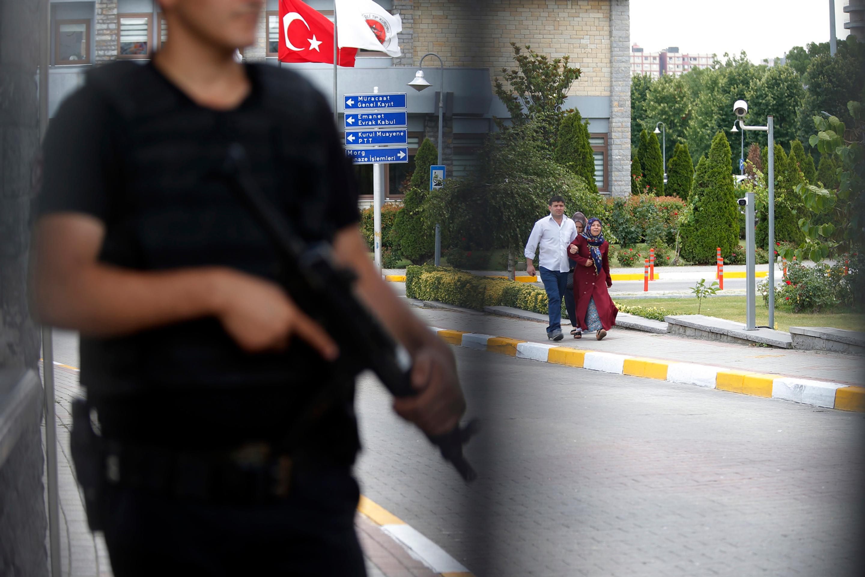 Okolie letiska Ataturk strážia policajti.