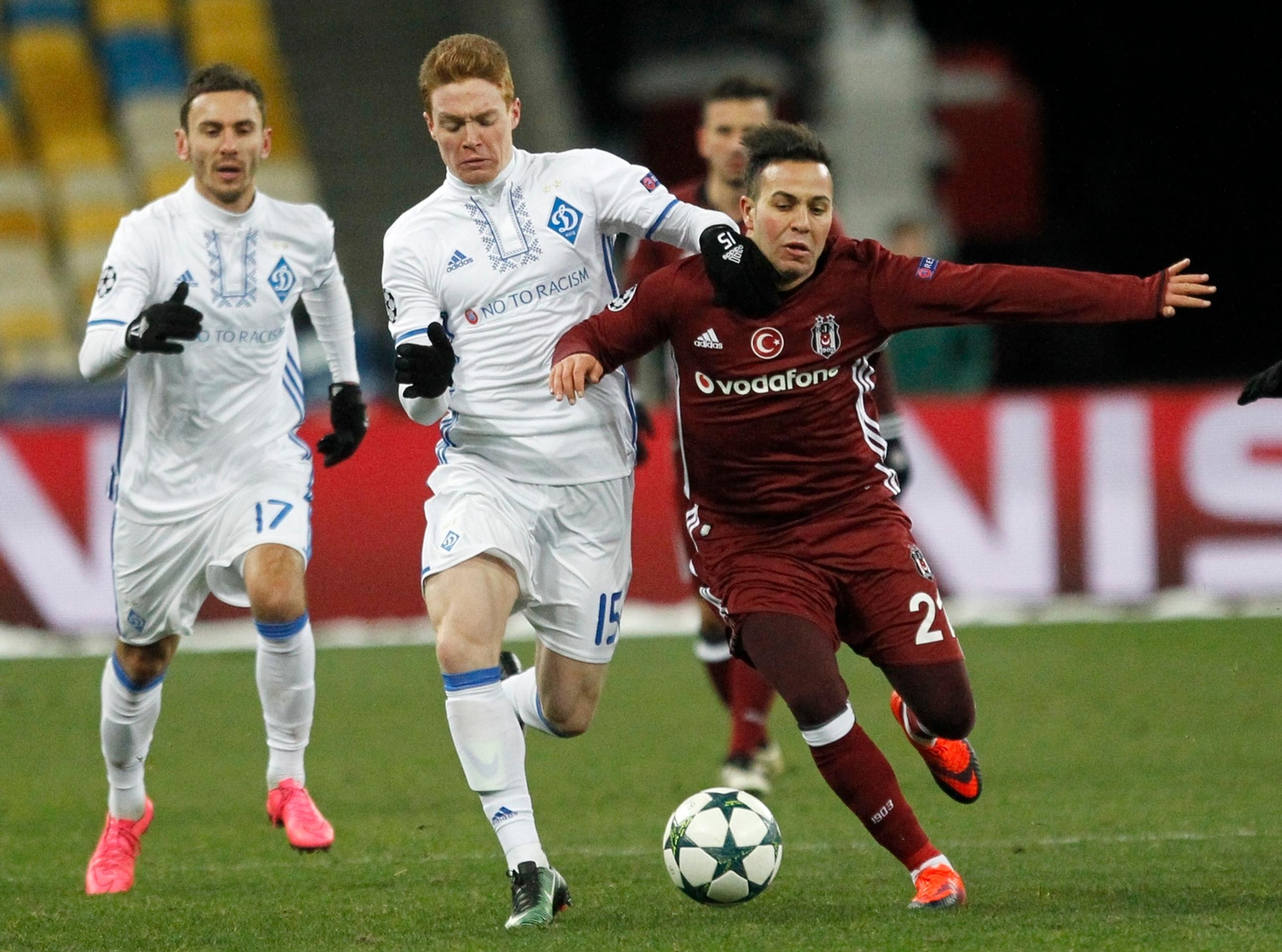 Kerim Frei z Besiktasu (vpravo) sa tlačí o loptu s Viktorom Cigankovom z Dynama Kyjev v zápase LM.