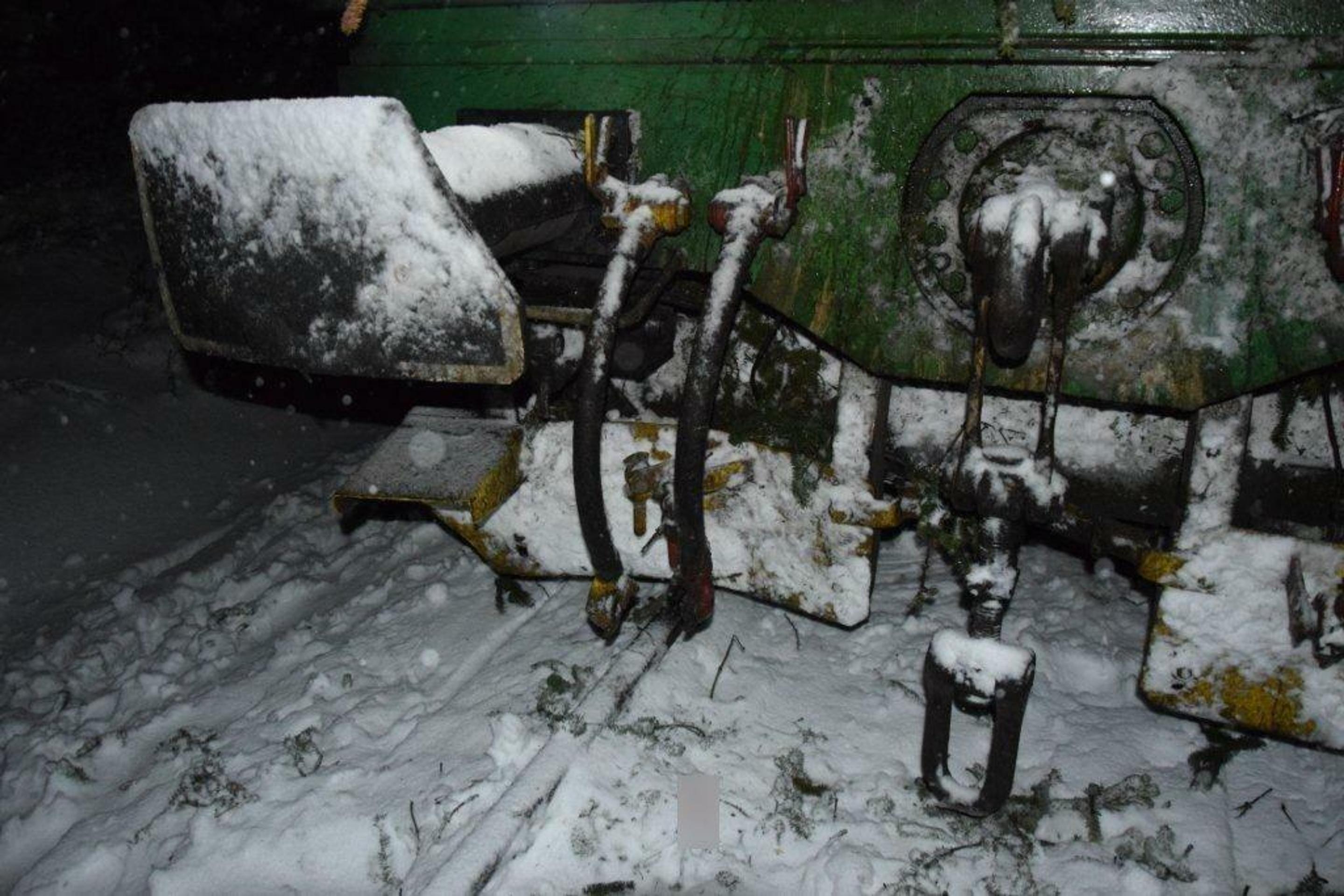 Rušeň narazil do spadnutého stromu v nedostupnom teréne na trati Východná-Kráľova Lehota.