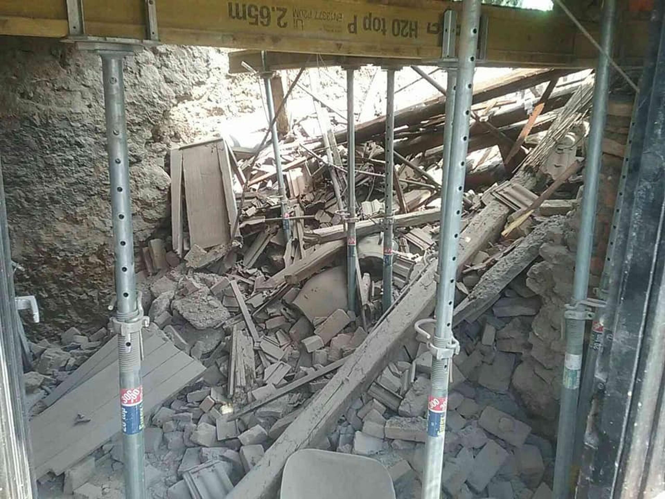 Opitý vodič narazil do policajného auta.