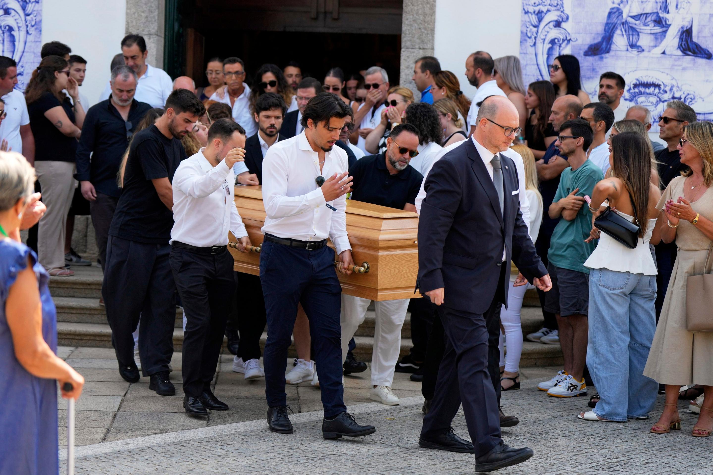 Pohreb tragicky zosnulého Dioga Jotu a jeho brata.