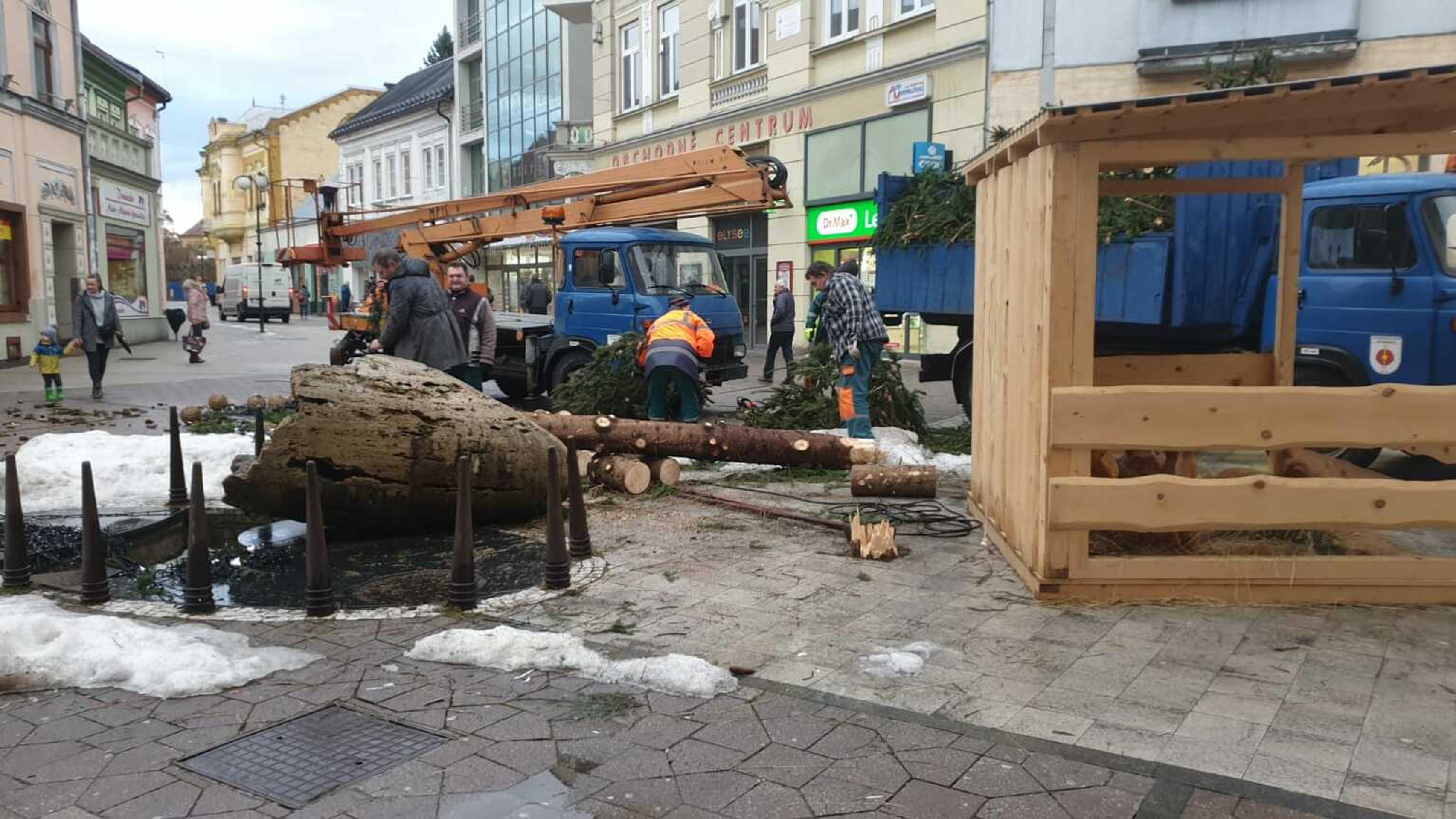 Na námestí sa zlomil desaťmetrový vianočný strom