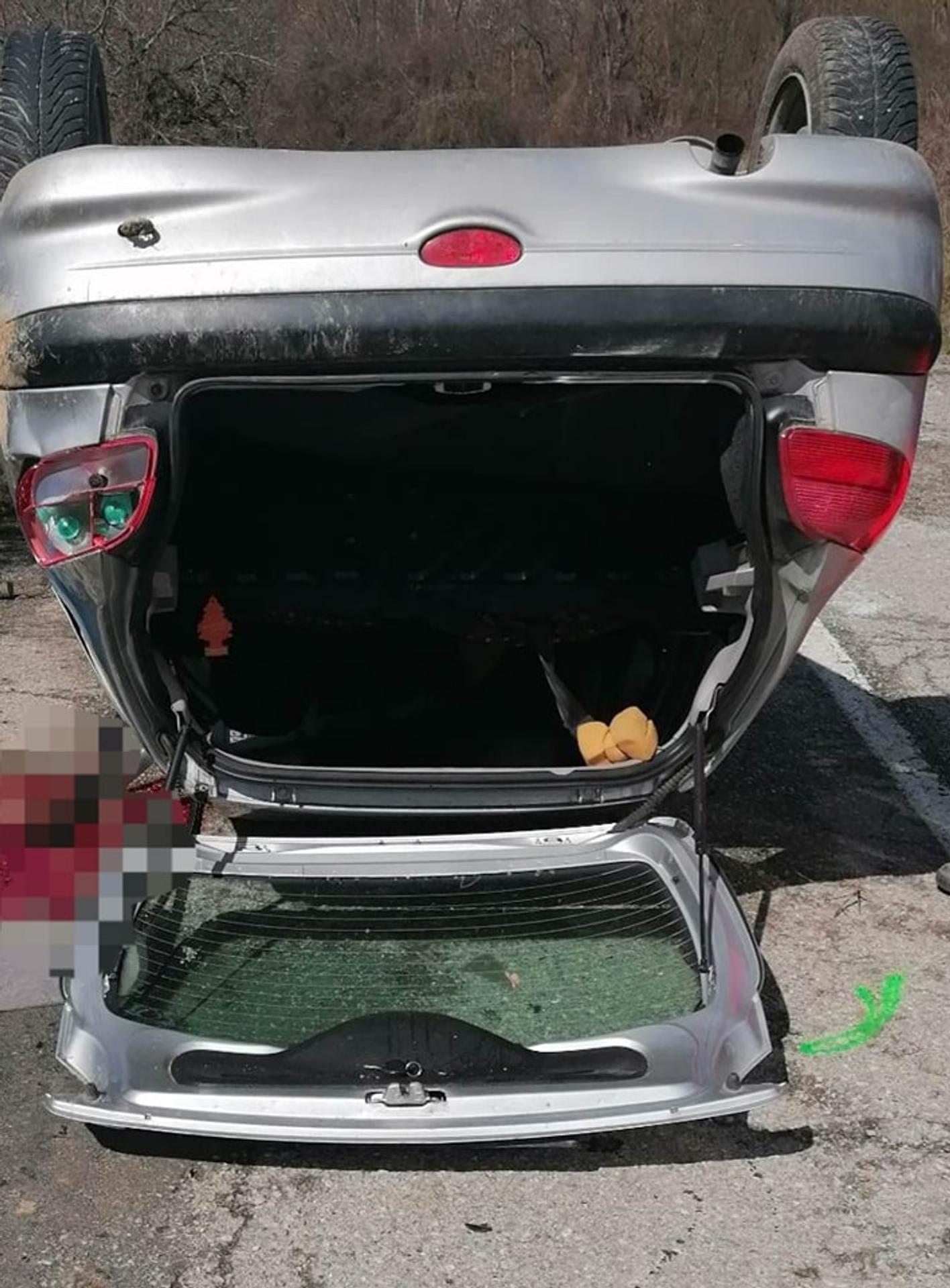 Auto sa po nehode prevrátilo na strechu.