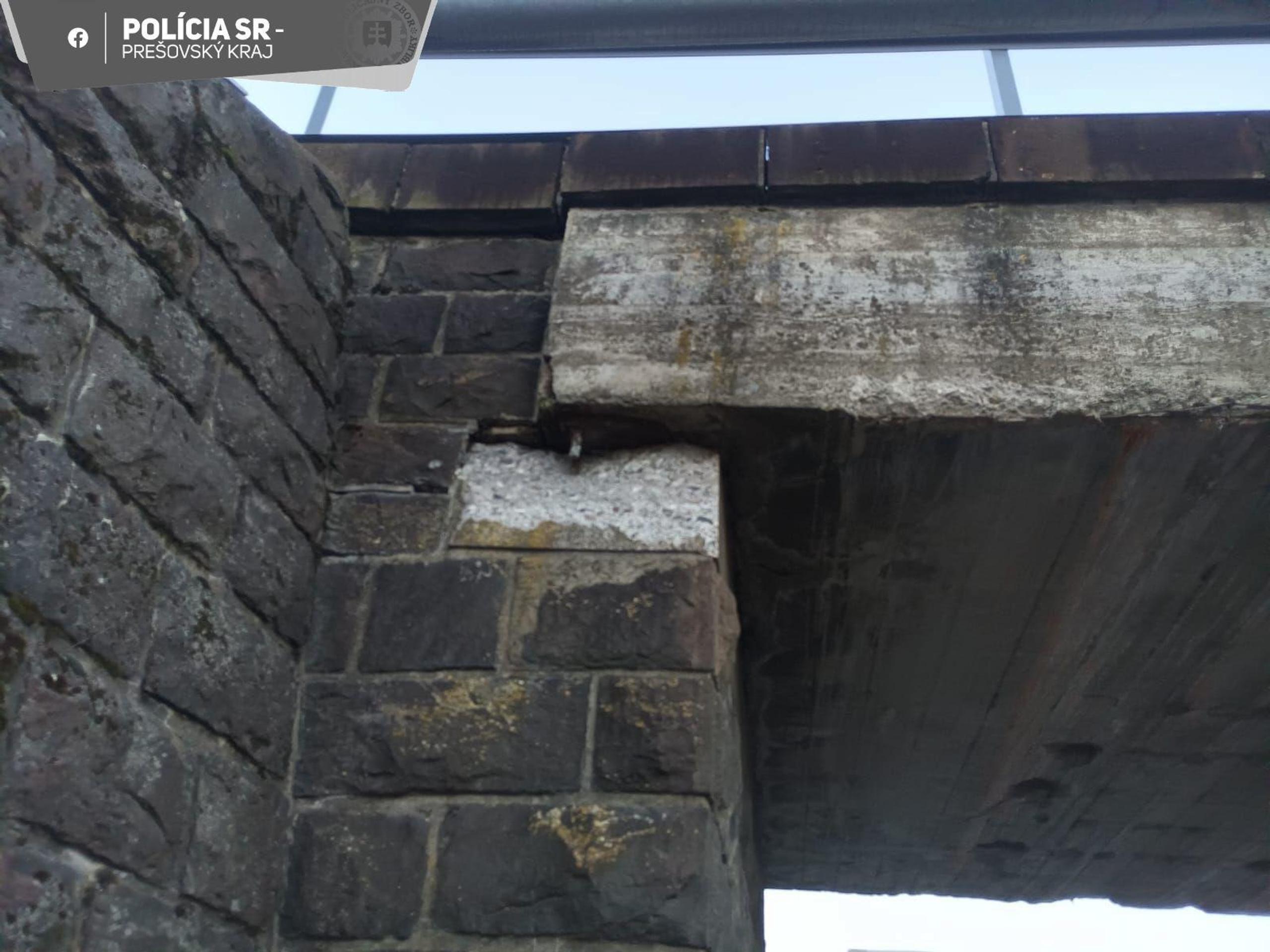 Kamión posunul most aj s koľajnicami