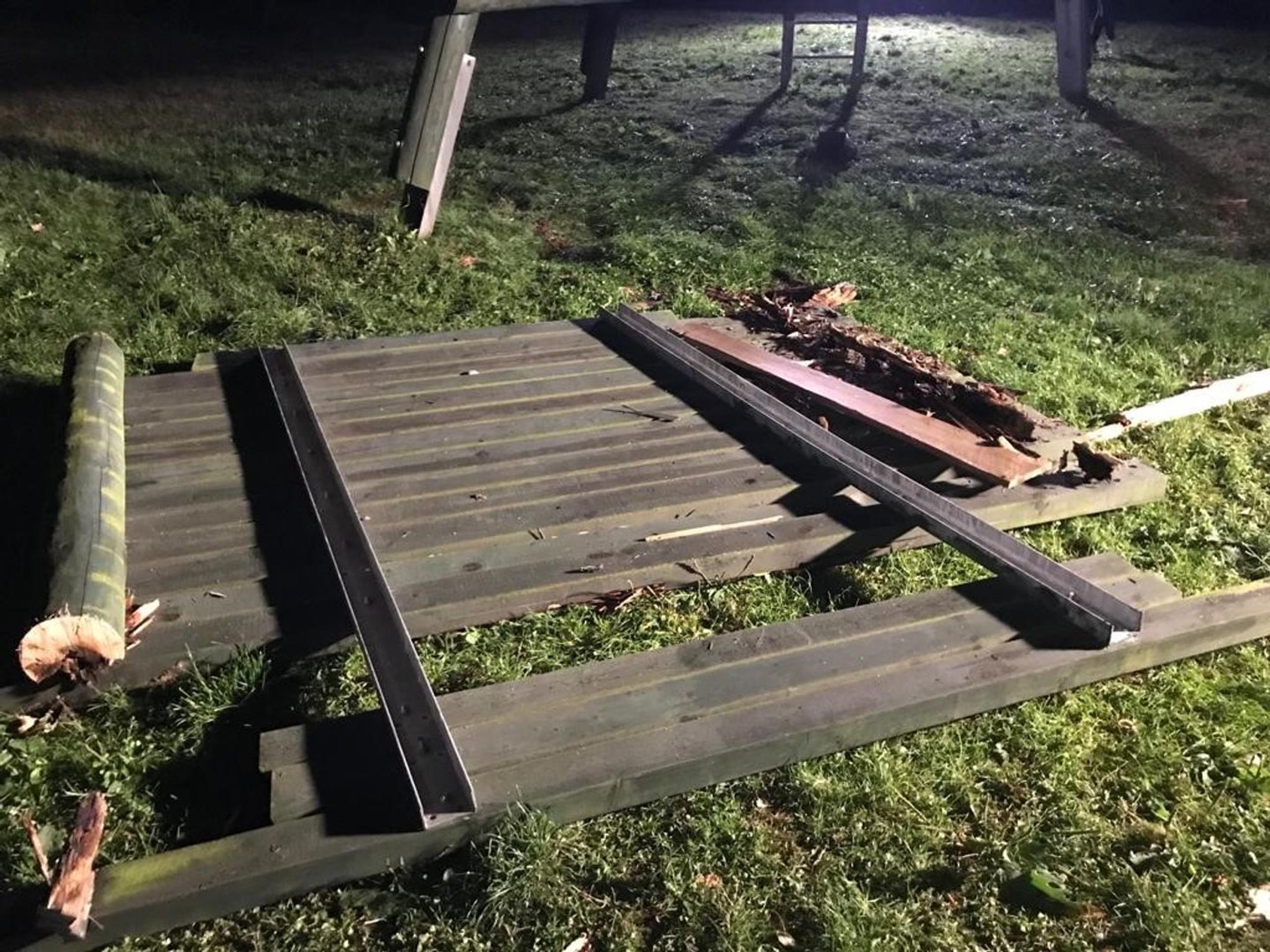 Nosníky odtrhnutej plošiny boli očividne prehnité.