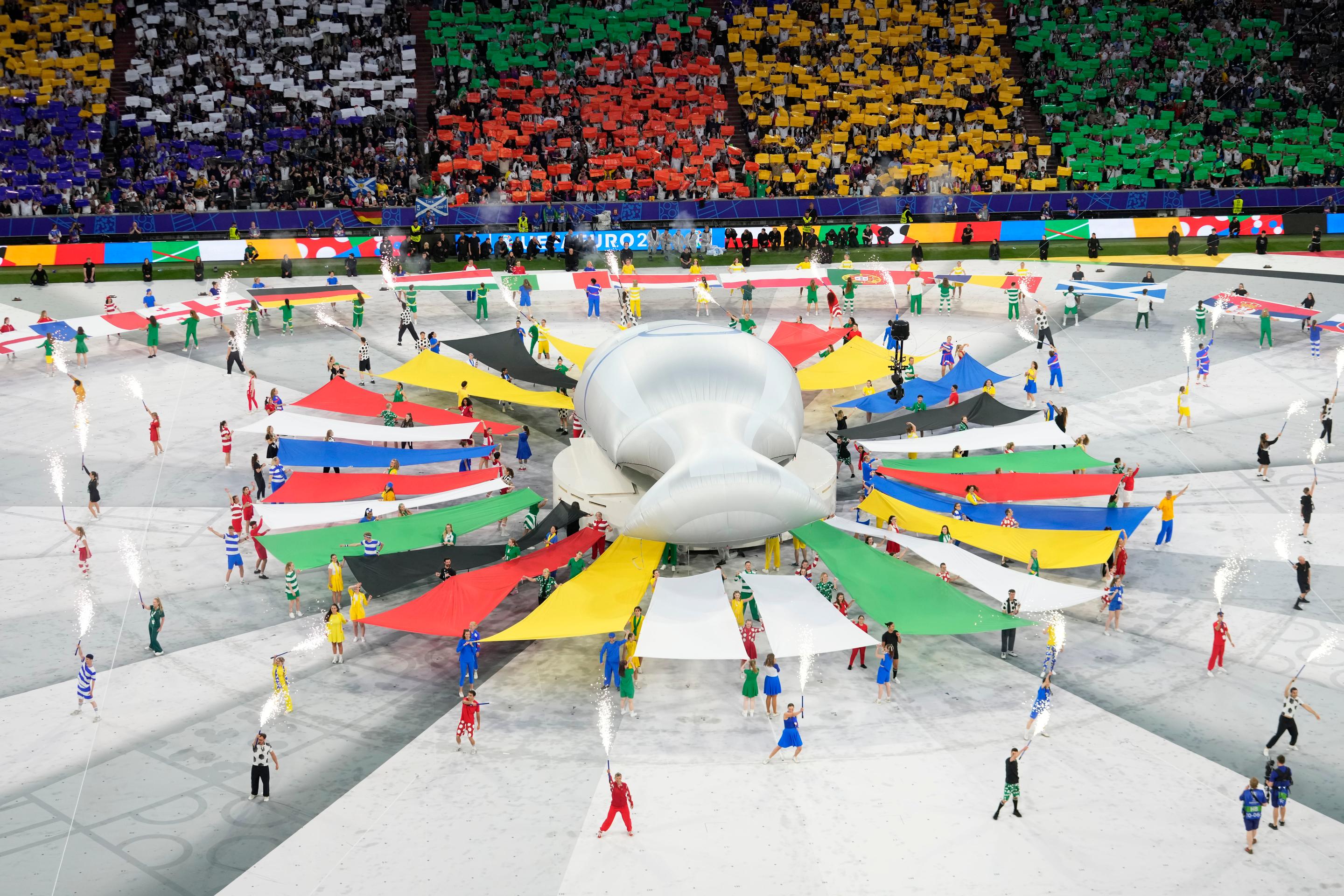 Na snímke otvárací ceremoniál pred úvodným zápasom A-skupiny ME vo futbale Nemecko - Škótsko v Mníchove.