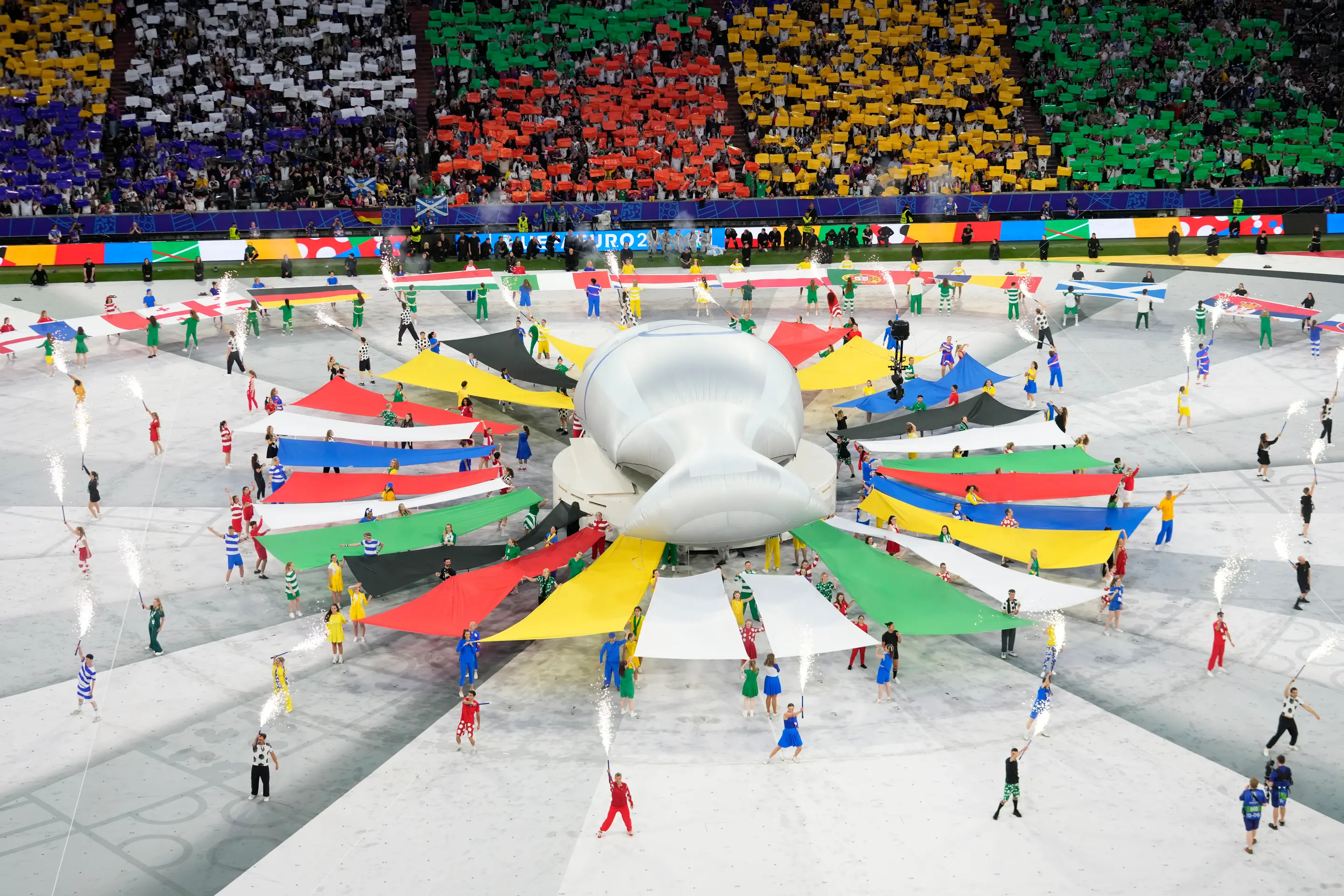 Na snímke otvárací ceremoniál pred úvodným zápasom A-skupiny ME vo futbale Nemecko - Škótsko v Mníchove.