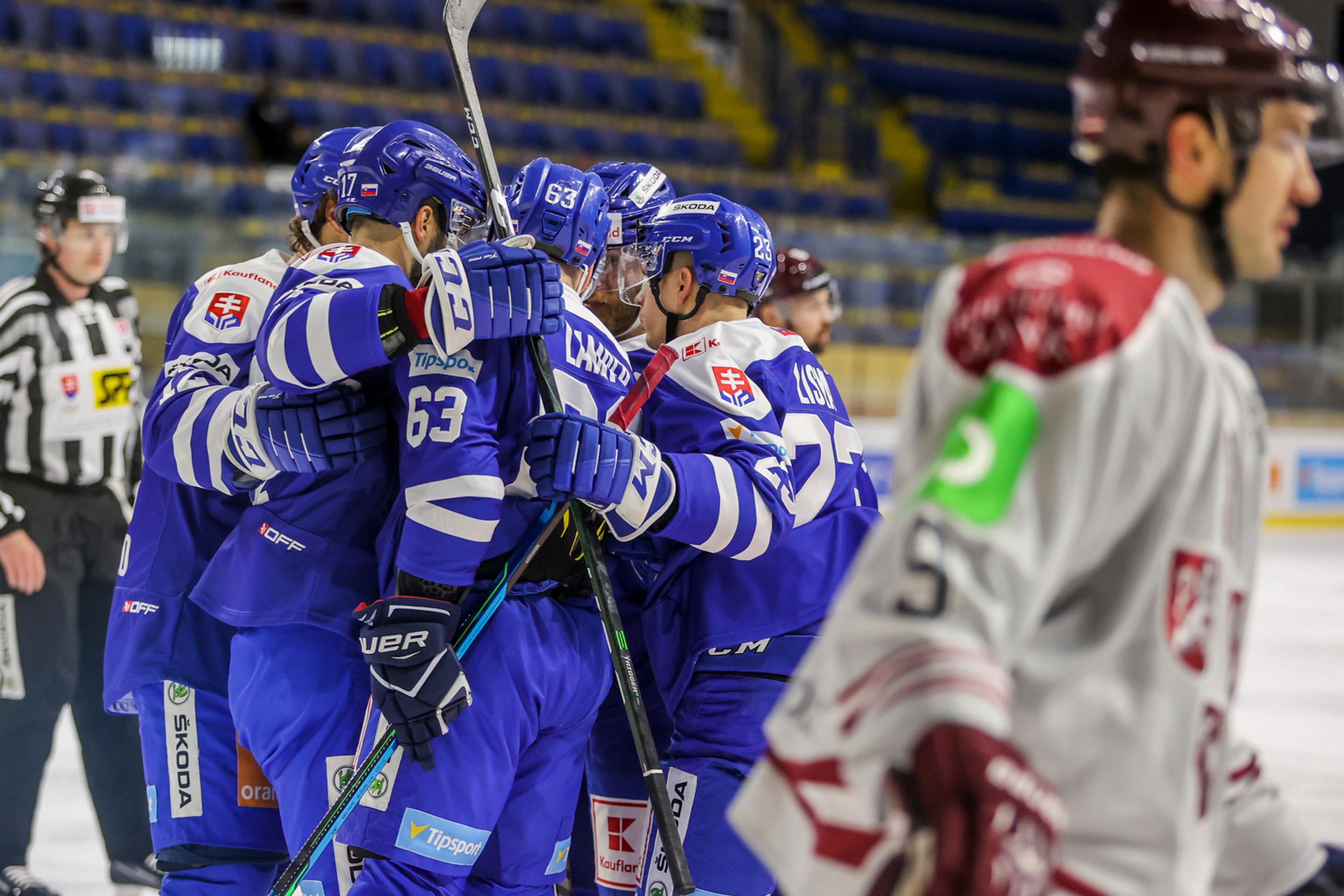 Slovenskí reprezentanti oslavujú gól v zápase v rámci prípravy na MS 2021 proti Lotyšsku.