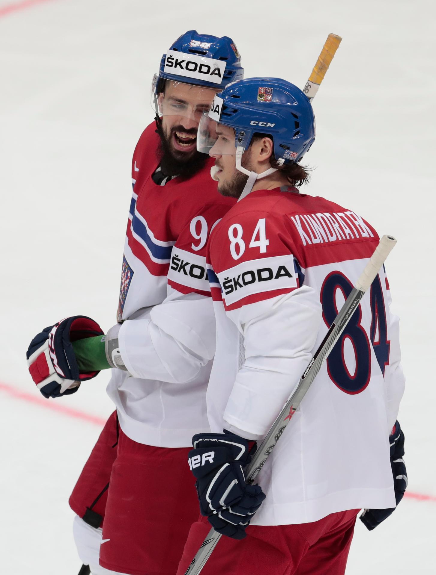 Českí hráči Tomáš Kundrátek a Richard Jaruška oslavujú gól proti Rusku počas tamojšieho svetového šampionátu.