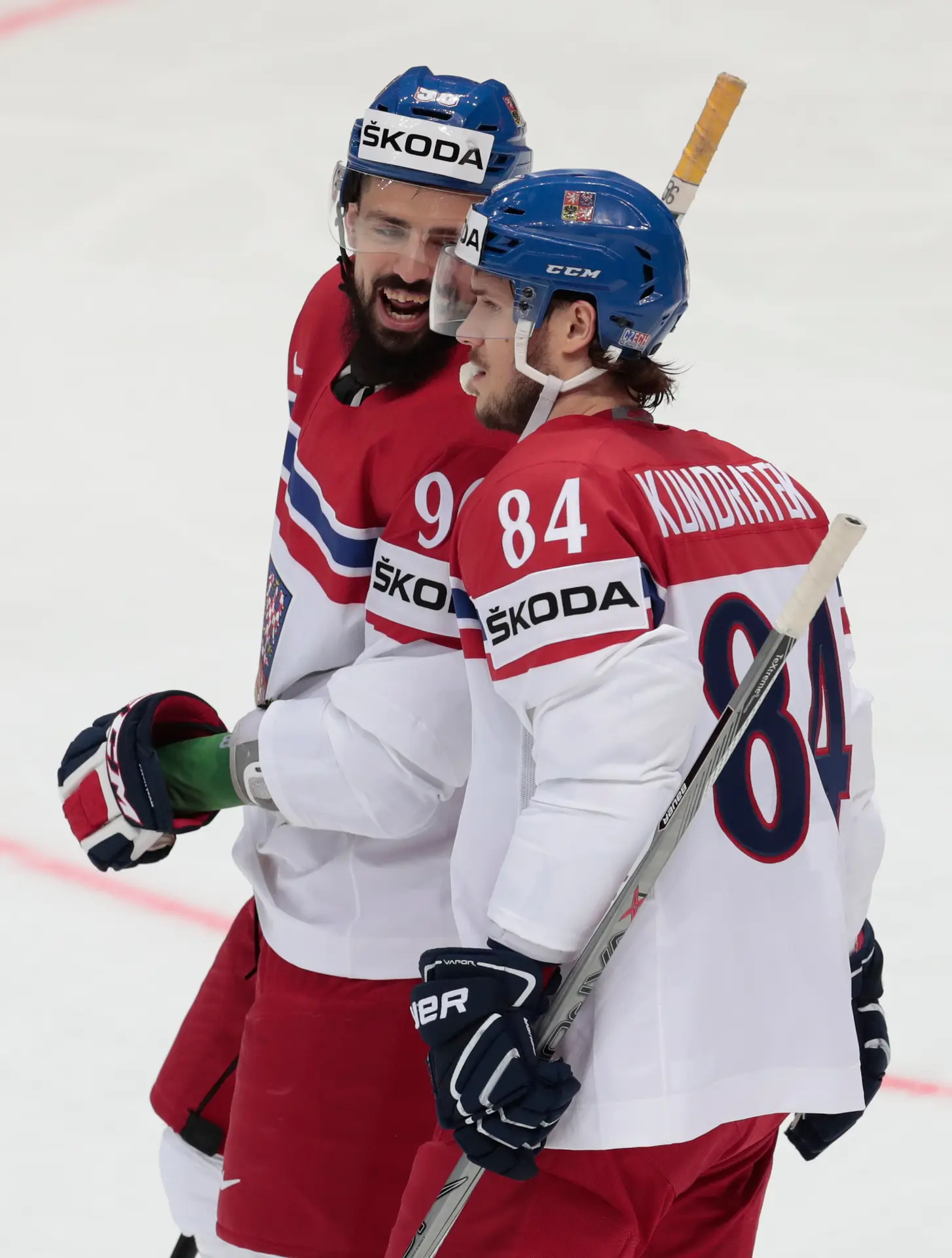 Českí hráči Tomáš Kundrátek a Richard Jaruška oslavujú gól proti Rusku počas tamojšieho svetového šampionátu.