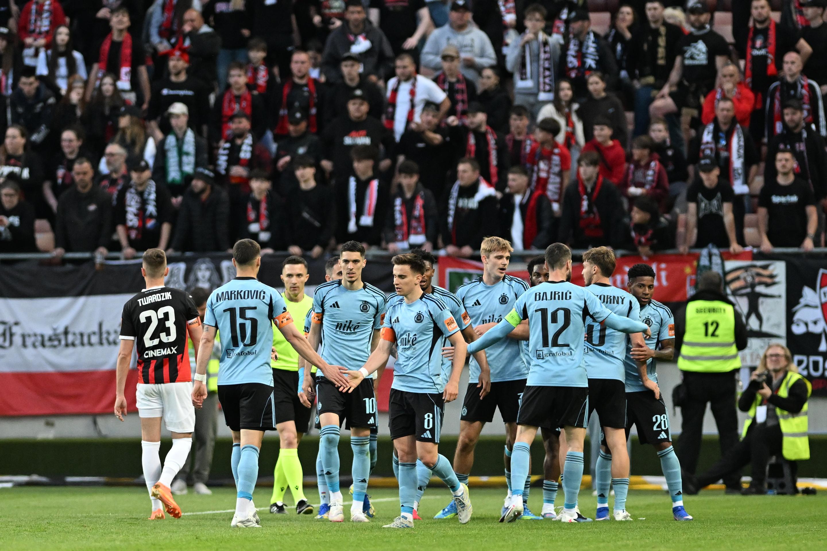 Radosť hráčov Slovana po strelení gólu v 7. kole v skupine o titul v Trnave.