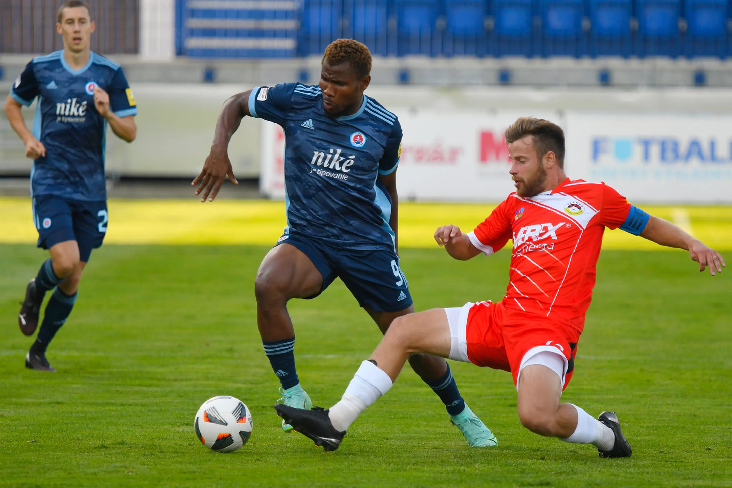 Na snímke vpravo Richard Bartoš (MFK Tatran Liptovský Mikuláš) a vľavo Ezekiel Isoken Henty (ŠK Slovan Bratislava).