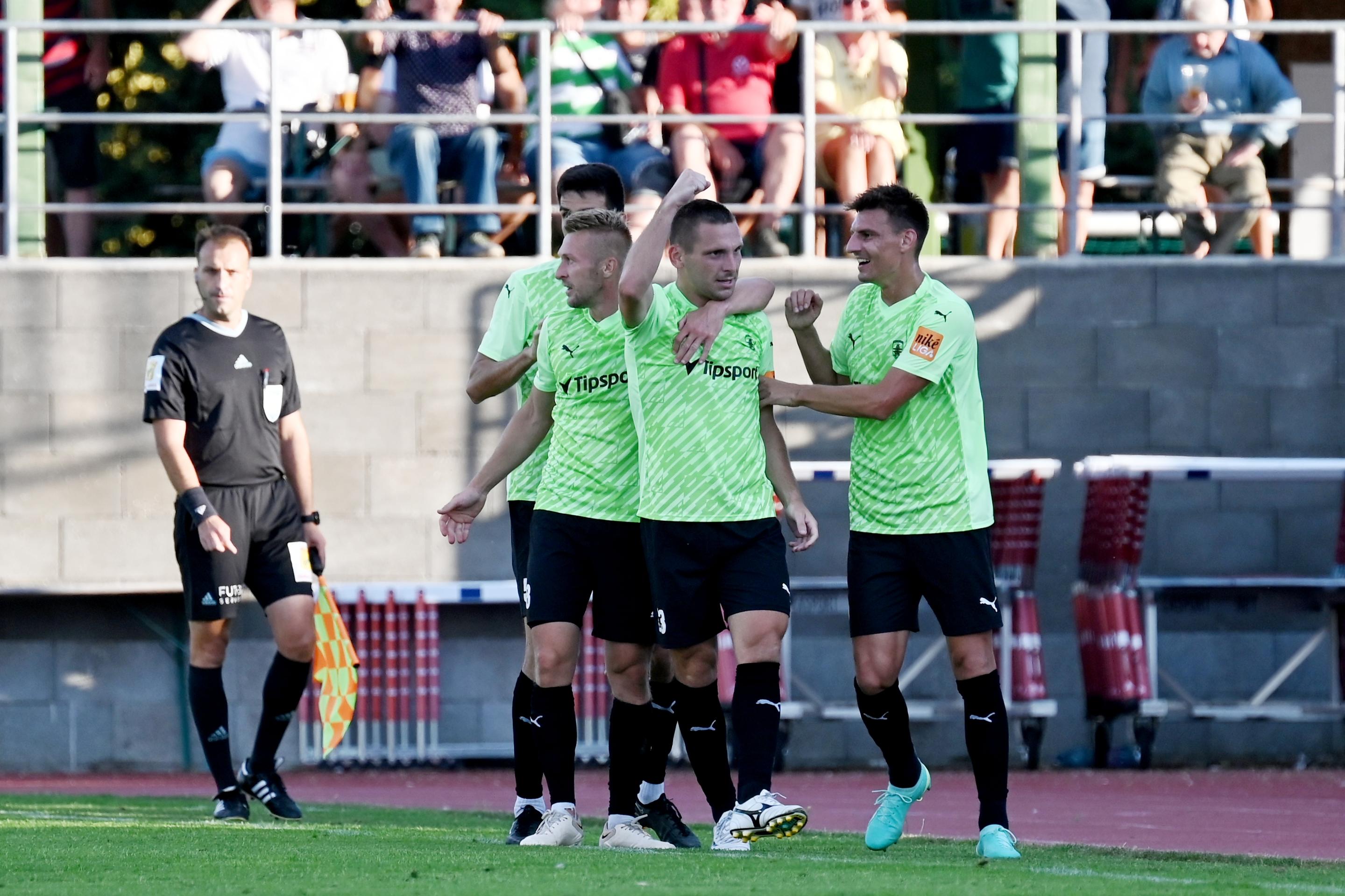 Na snímke radosť hráčov Skalice po strelení gólu.