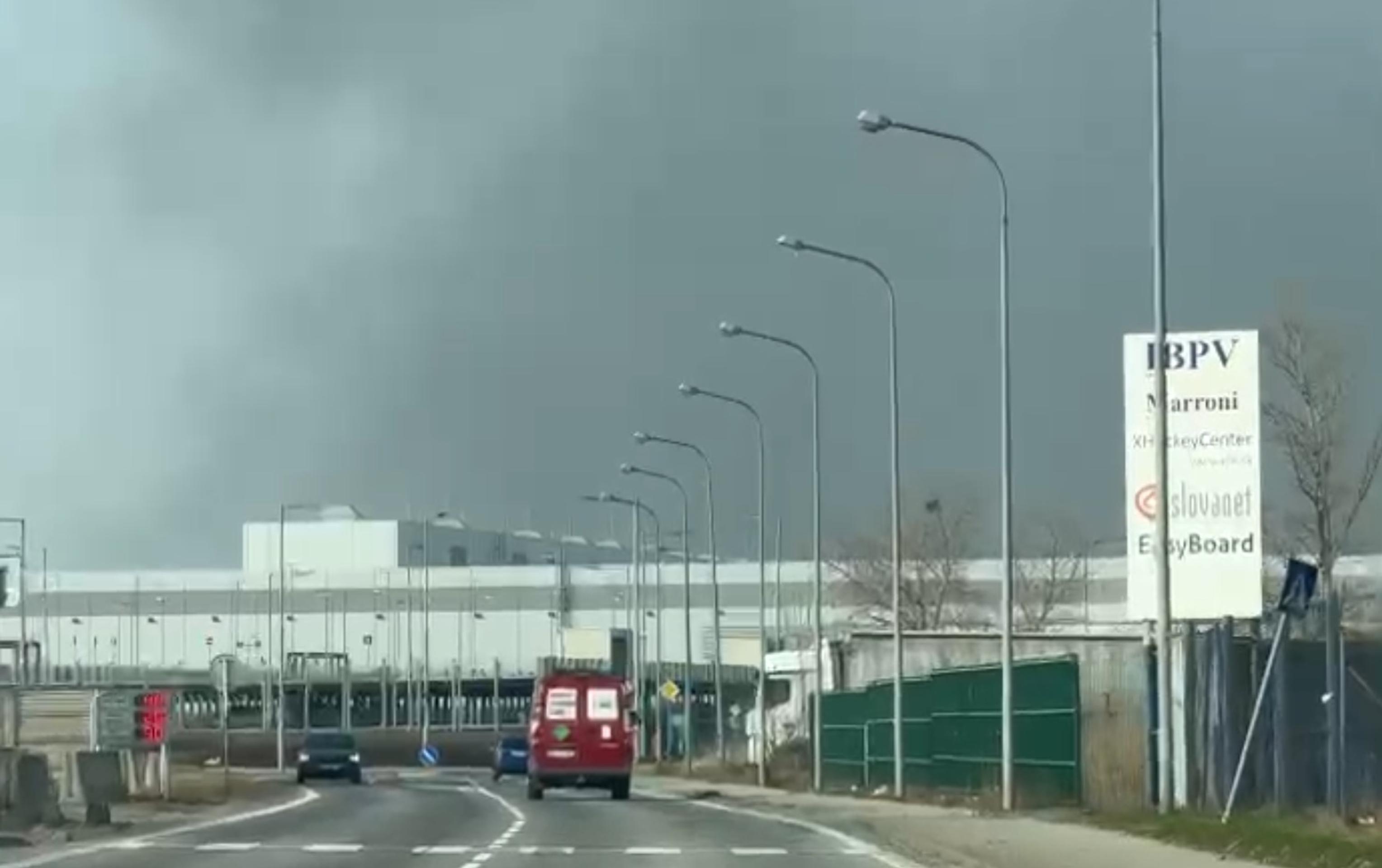 Požiar v servise kamiónov v Devínskej Novej Vsi.