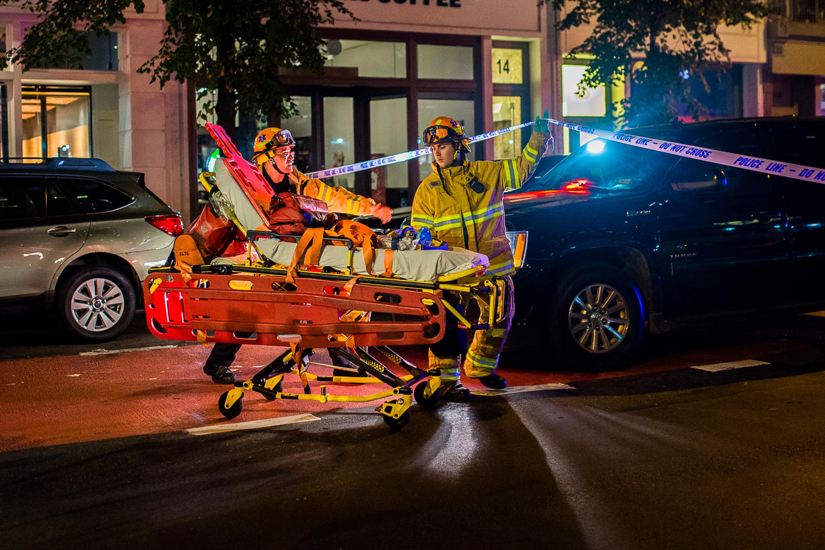 Záchranári na mieste výbuchu na newyorkskom Manhattane.